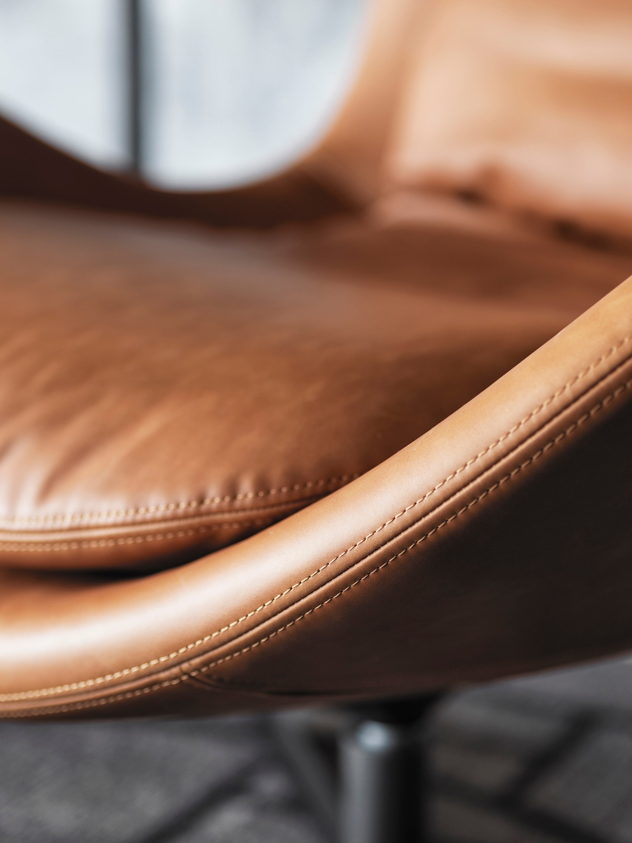 Otočný kreslo LAZY čalúnené s čiernym kovovým podstavcom