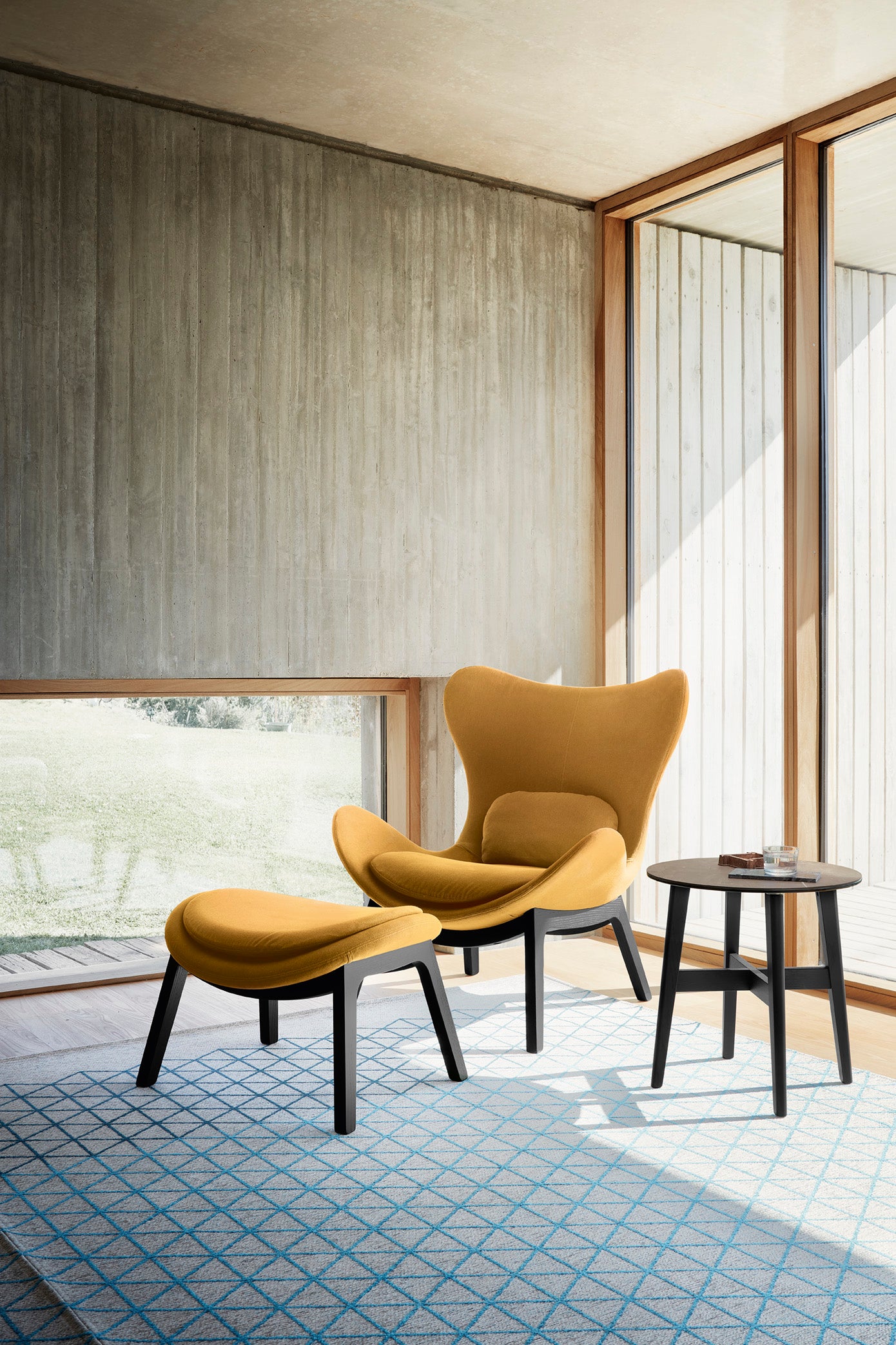 Fotel LAZY čalúnený s čiernym dreveným podstavcom