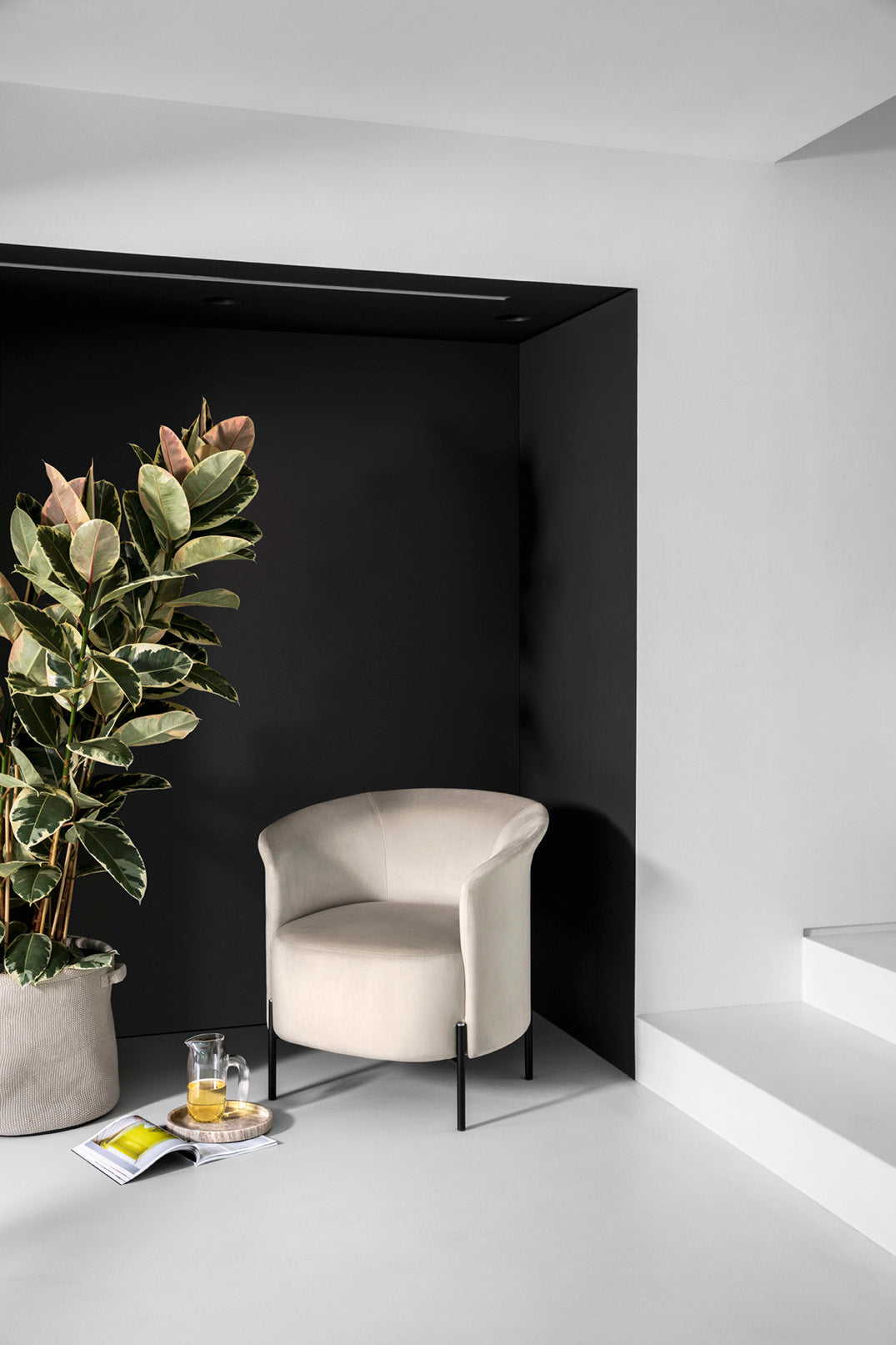 Fotel RENDEZ VOUS čalúnený s čiernym podstavcom