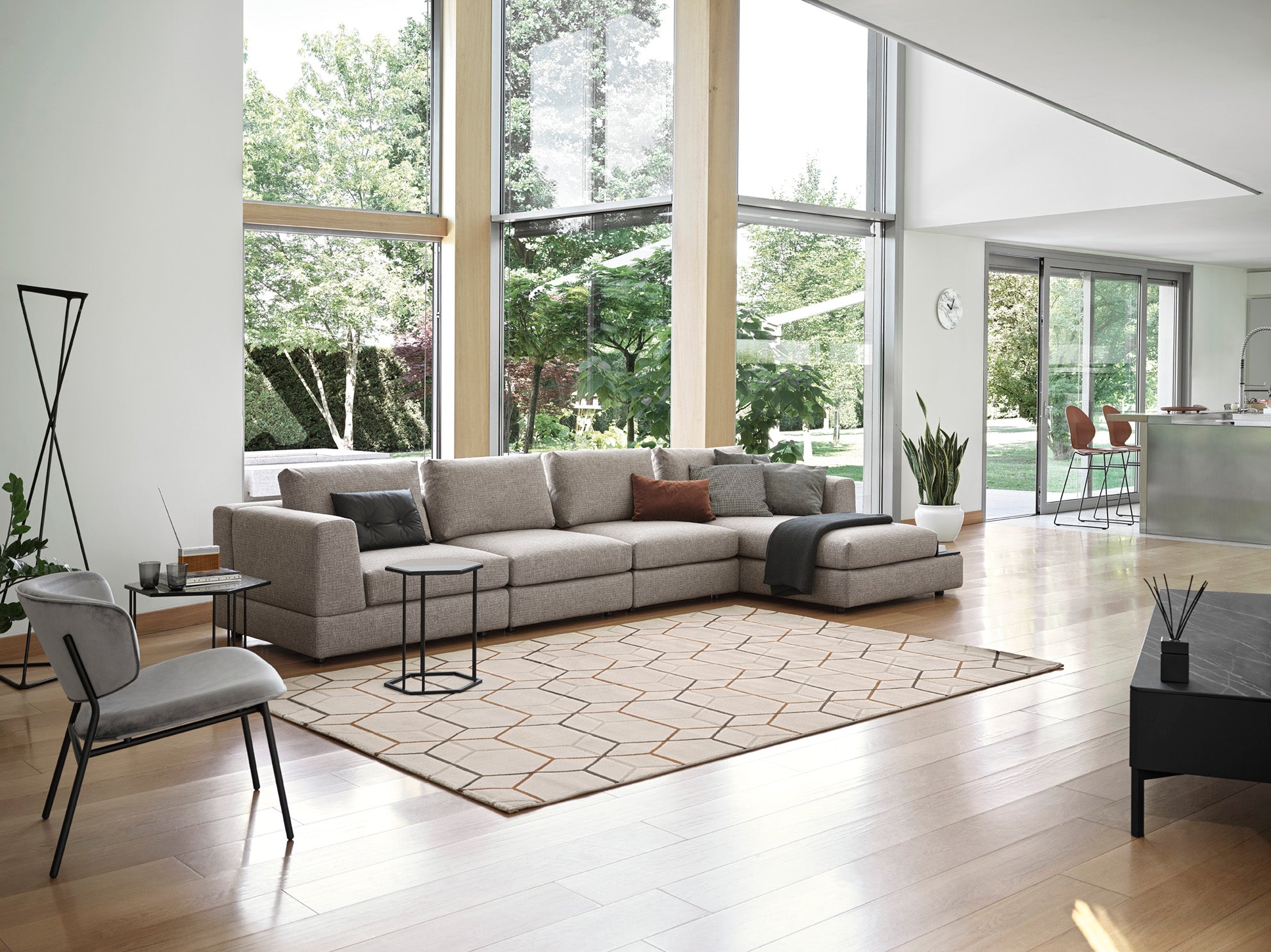 Pravostranný rohový gauč LAYLA čalúnený