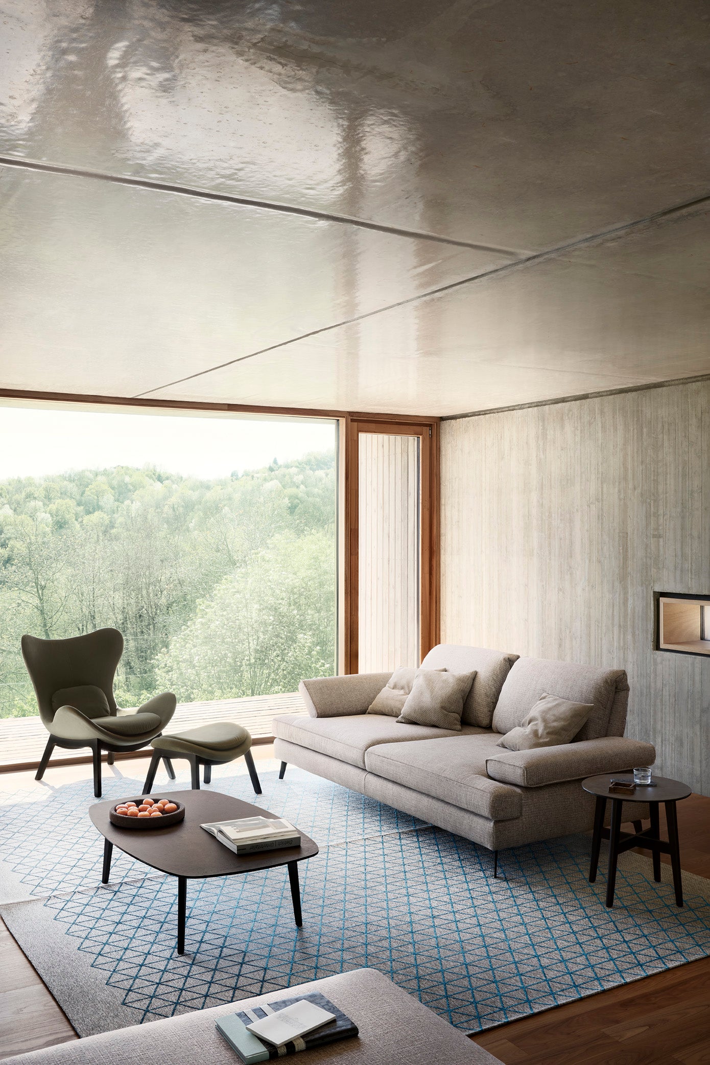 Pohodlný podnóżek LAZY čalúnený s tmavým dreveným podstavcom