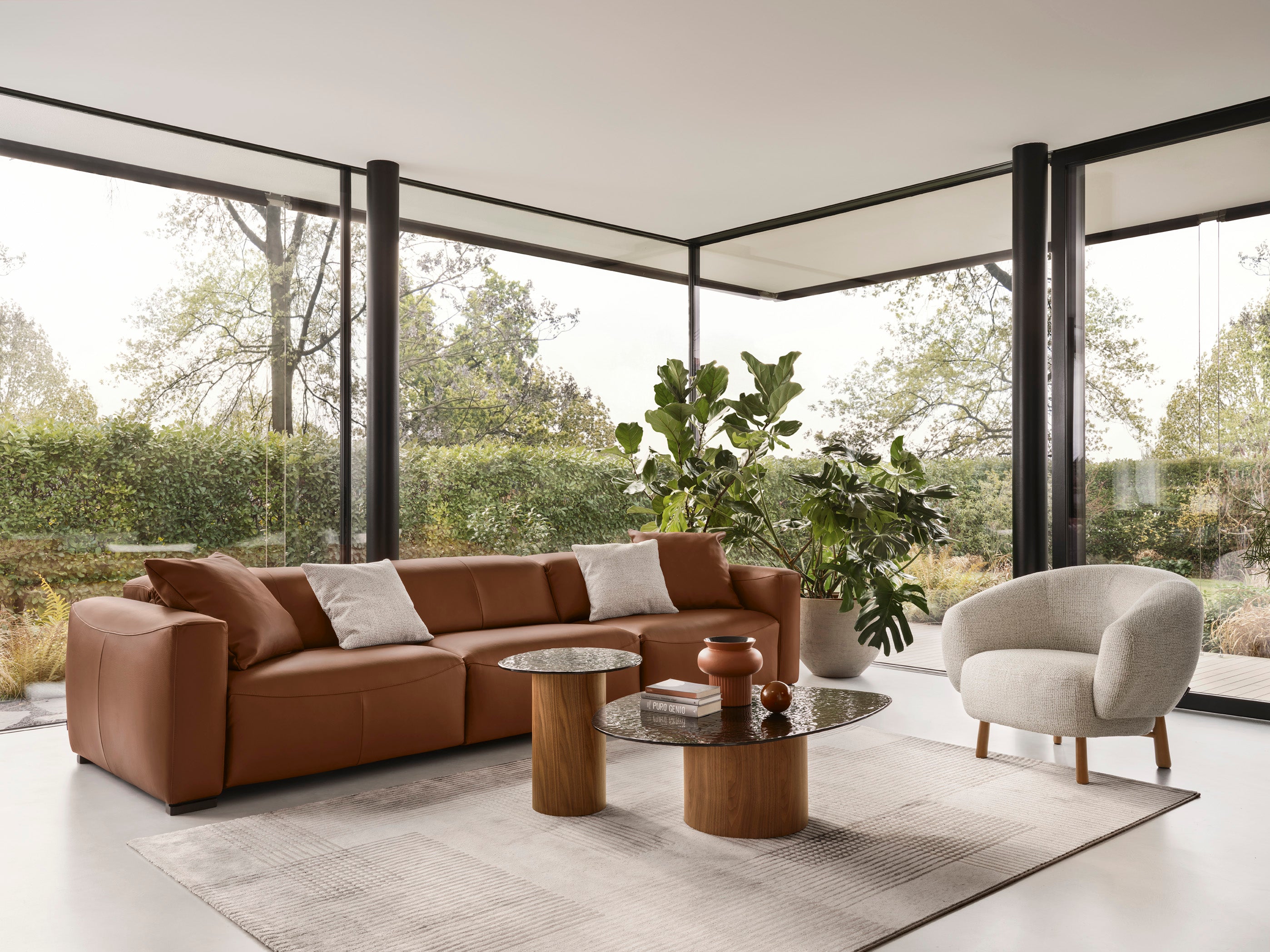 Pohovka RIO čalúnená s tmavým dreveným podstavcom