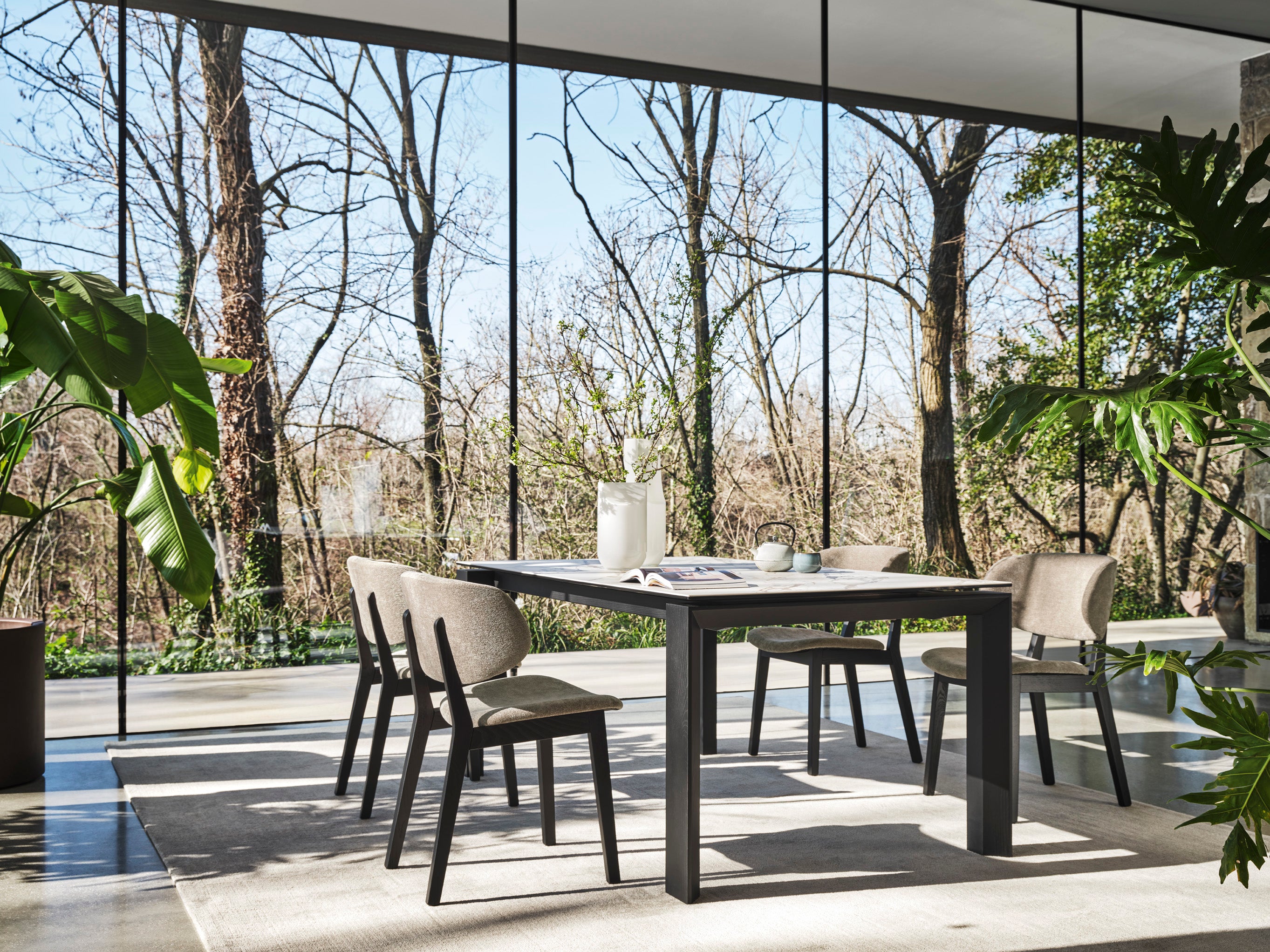 Rozkladací stôl OMNIA s hnedou doskou a orechovou základňou