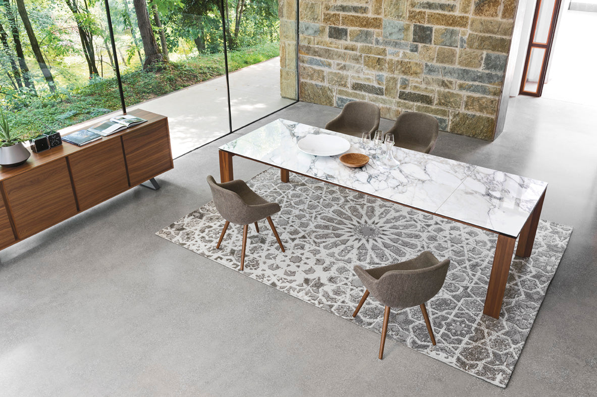 Čalúnená stolička IGLOO s tmavým dreveným podstavcom