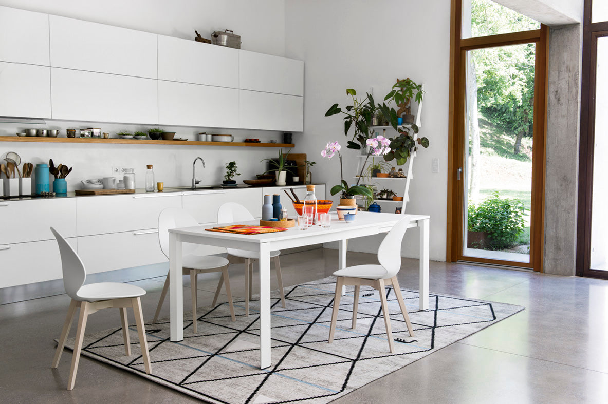 Stolička BASIL s bielym sedadlom a bielenou drevenou základňou