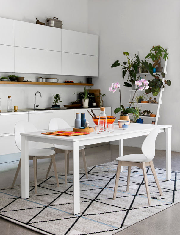 Stolička BASIL hnedé sedadlo s čiernym dreveným podstavcom