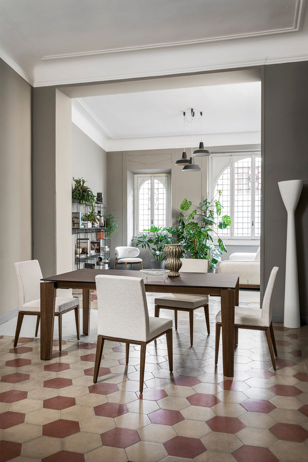 Kreslo BESS LOW čalúnené s tmavou drevenou základňou