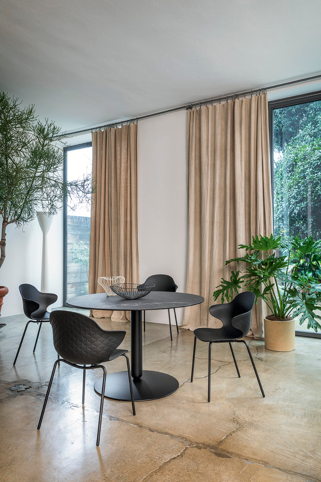 Stolička SAINT TROPEZ s ružovým sedadlom a zlatým kovovým podstavcom