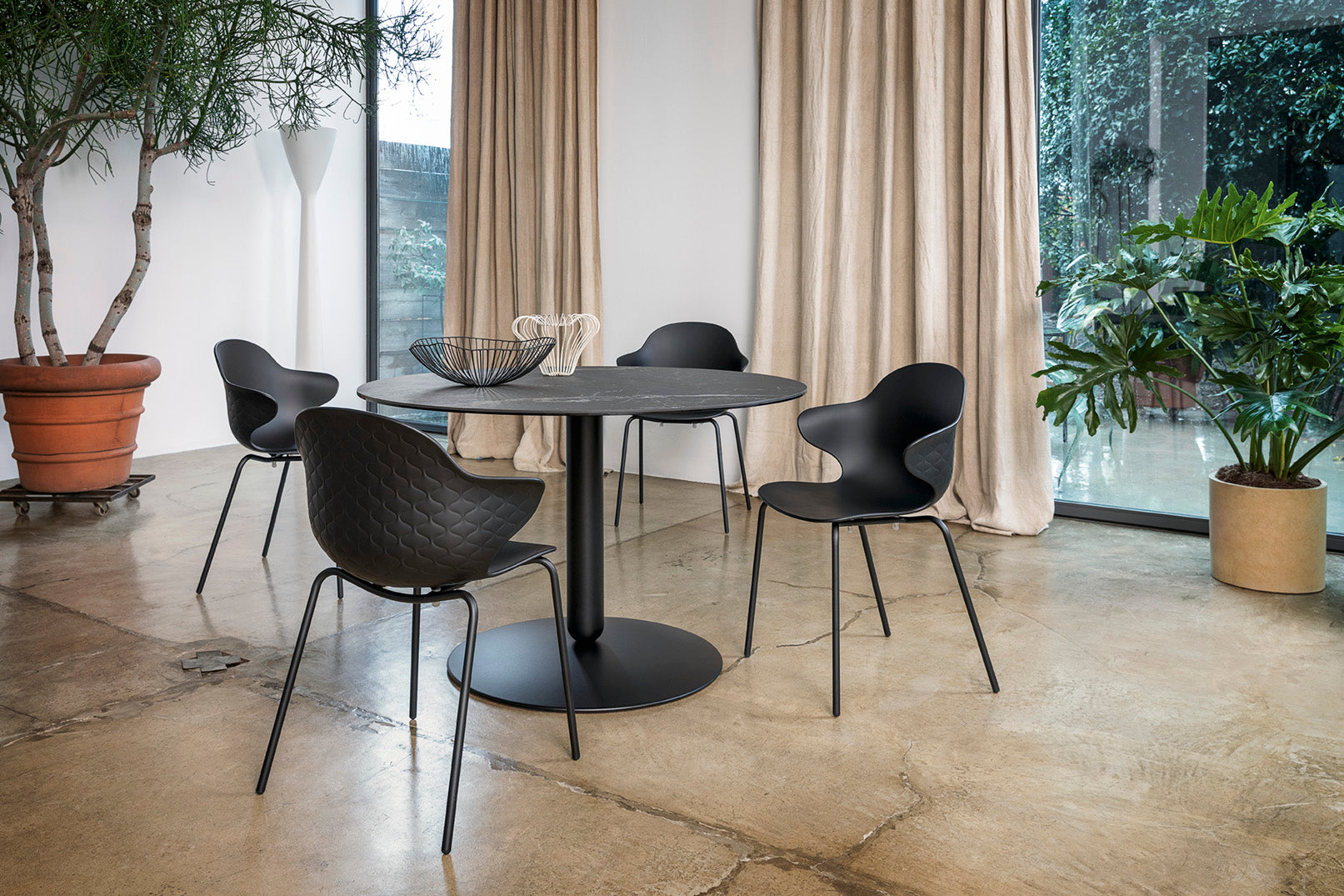 Stolička SAINT TROPEZ hnedé sedadlo so zlatým kovovým podstavcom