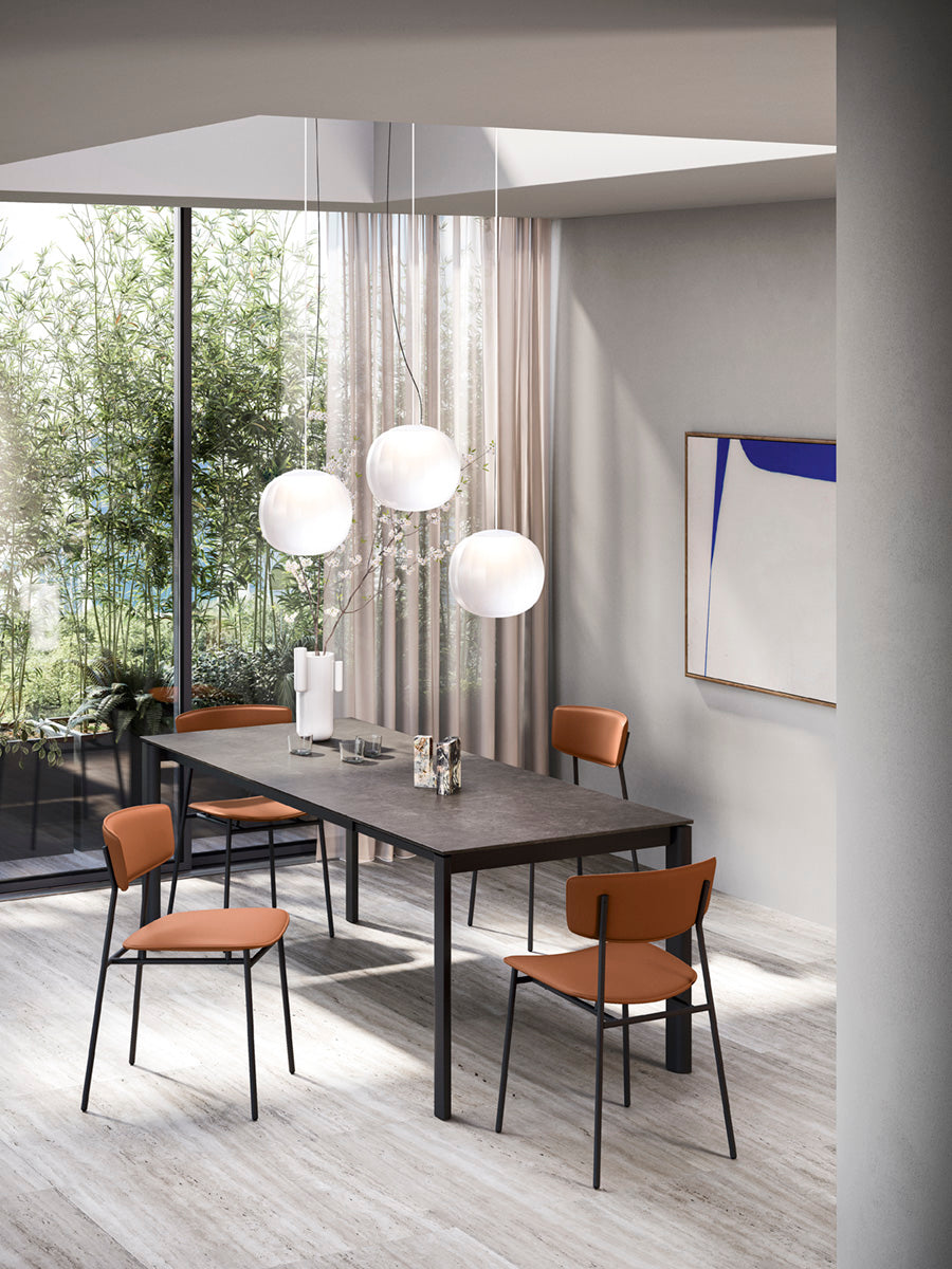 Kreslo FIFTIES čalúnené so zlatým podstavcom