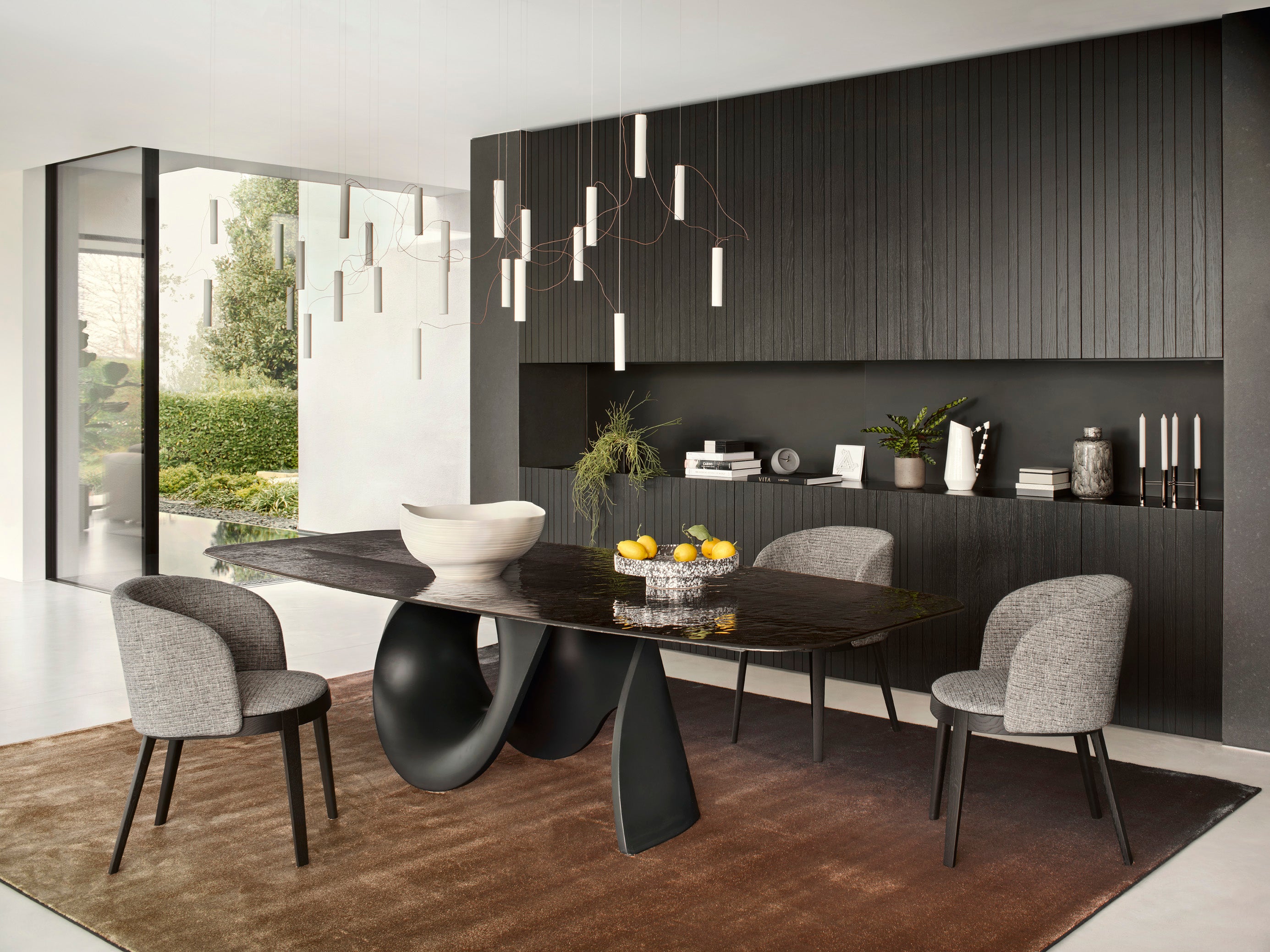 SEASHELL table with white top and white base