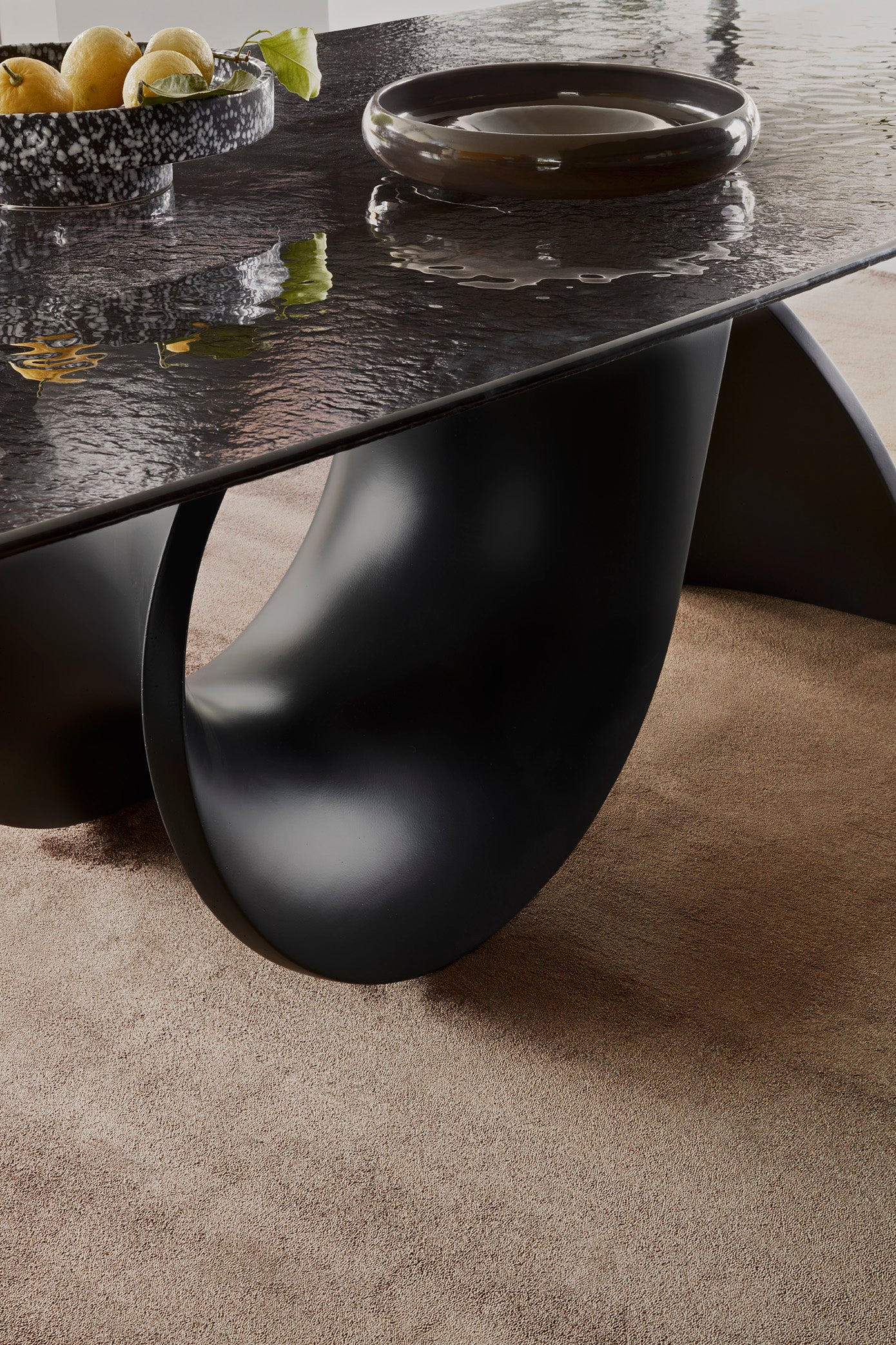 Stôl SEASHELL čierna doska s grafitovým podstavcom