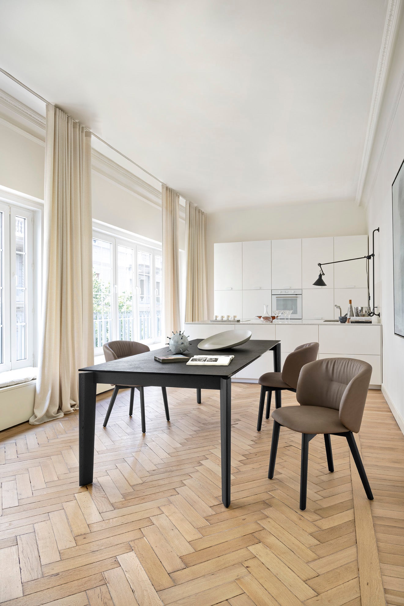 Rozkladací stôl DOGMA s bielou doskou a tmavým dreveným podstavcom