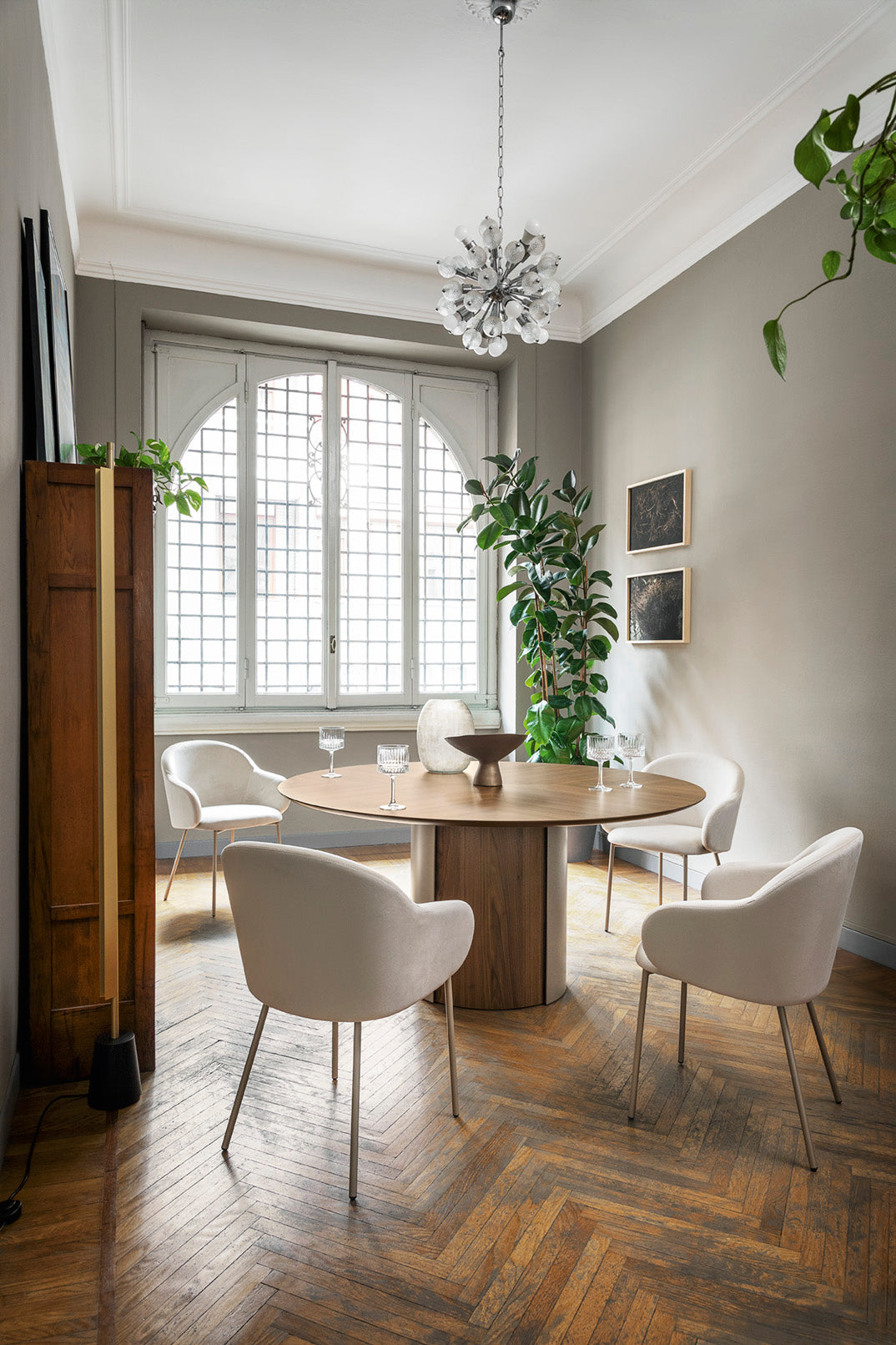 Okrúhly stôl YOROI z orechového dreva s krémovým podstavcom