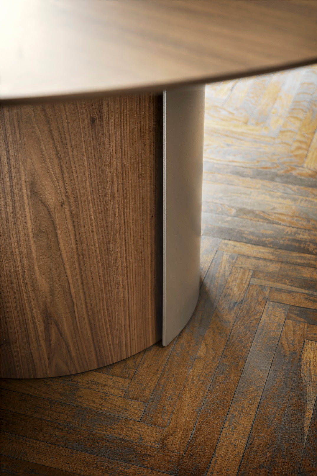 Okrúhly stôl YOROI z orechového dreva s krémovým podstavcom