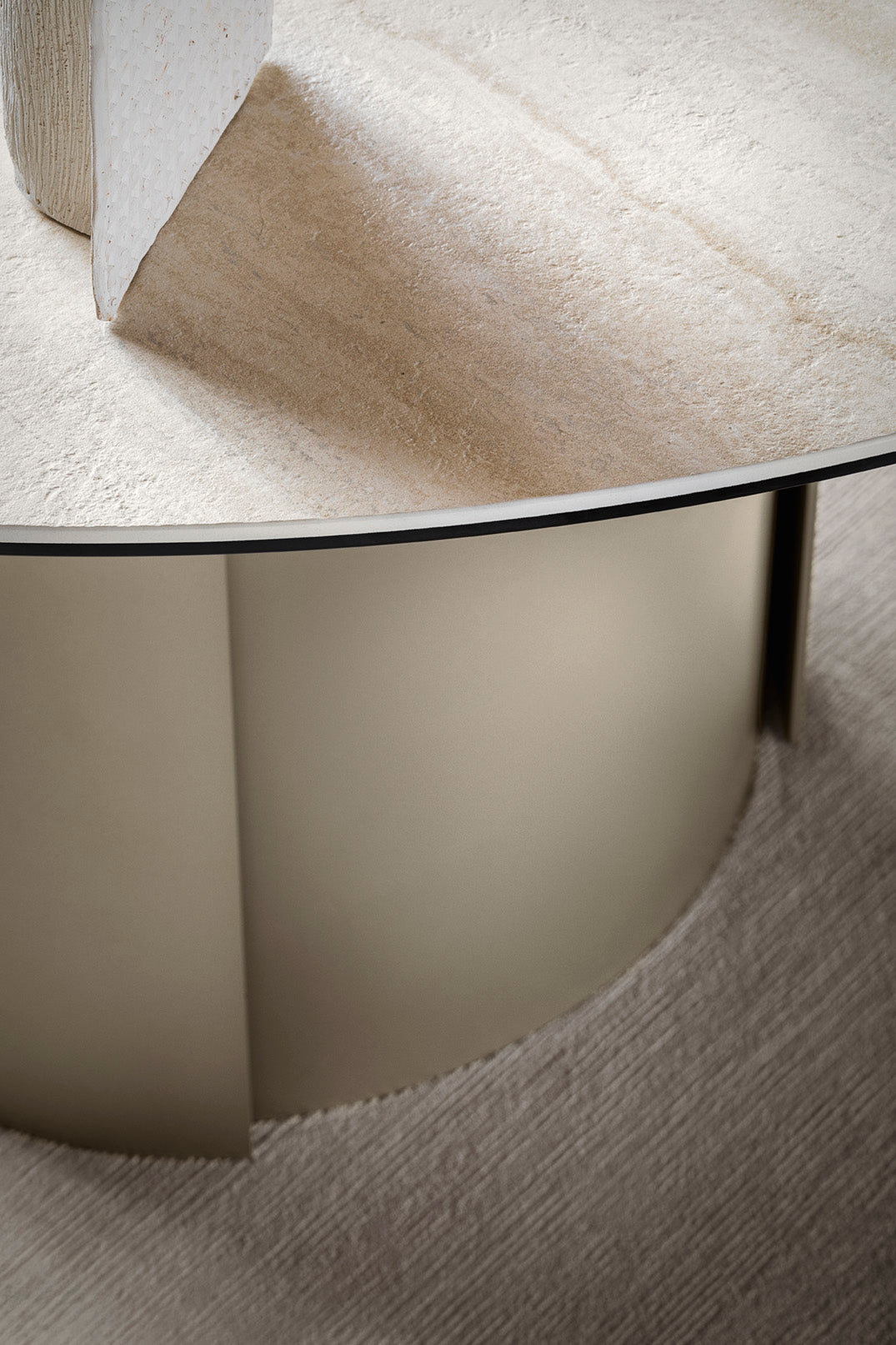 Okrúhly stôl YOROI s čiernou drevenou doskou a čiernym podstavcom