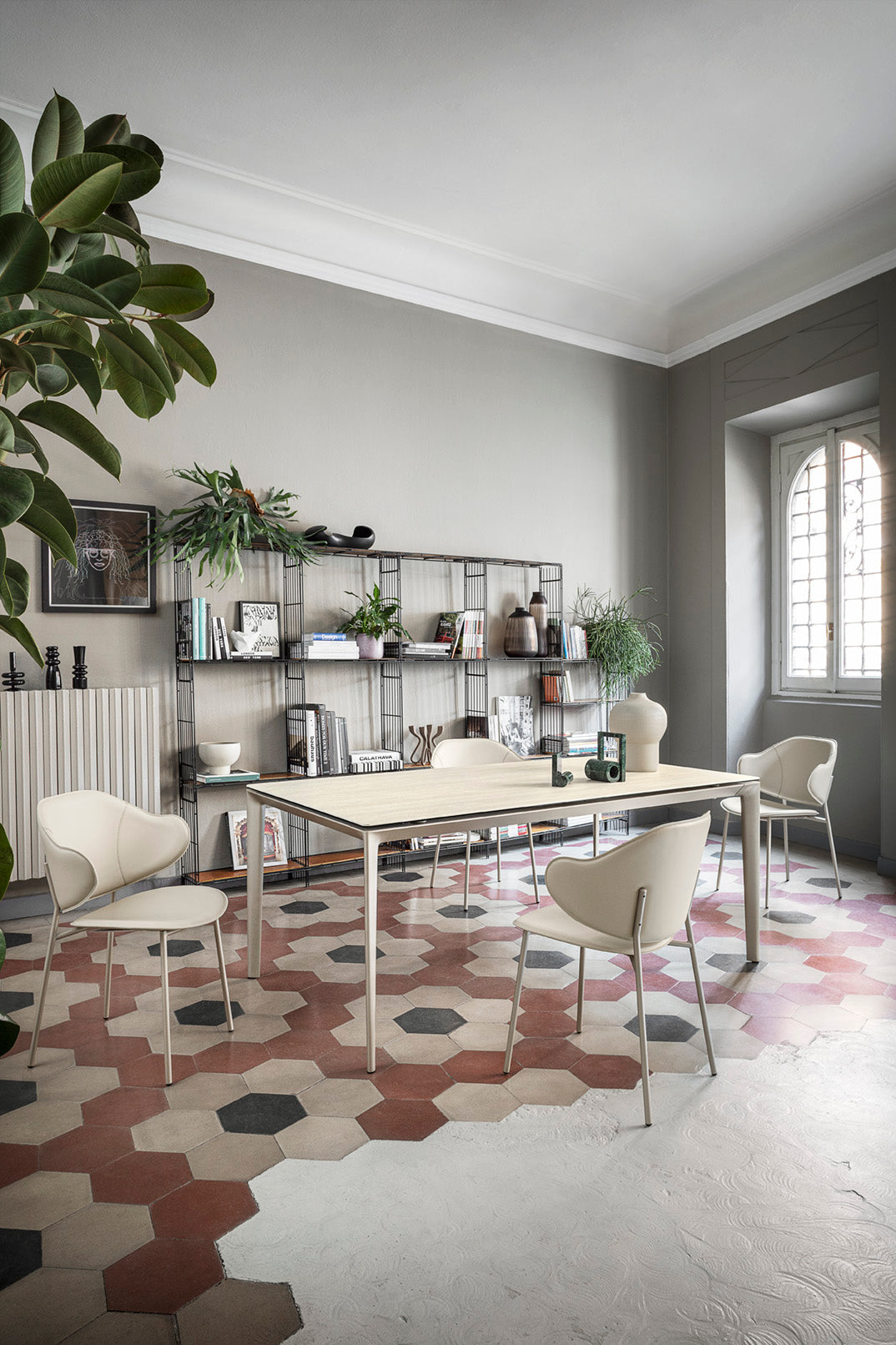 Rozkladací stôl BOMA s bielou doskou a hnedým podstavcom