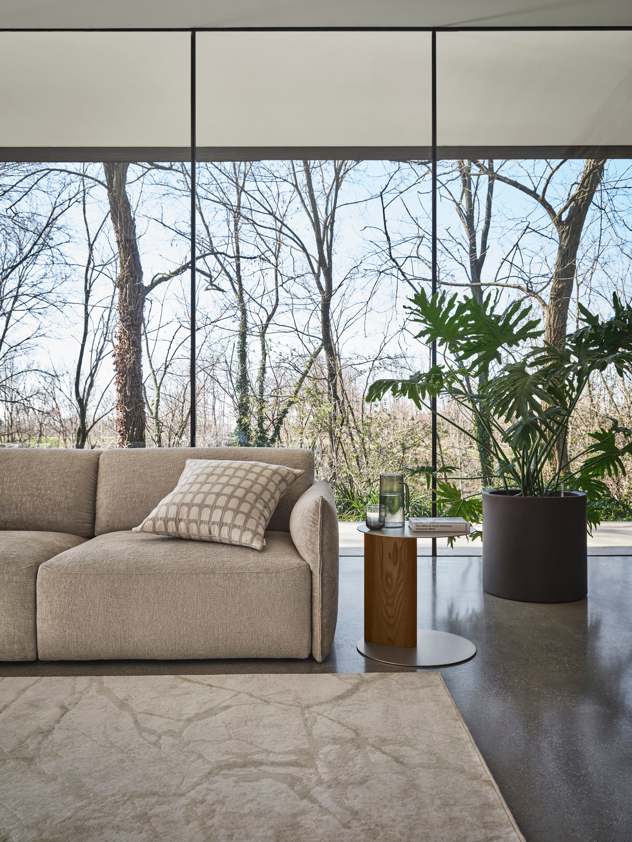 Bočný stolík SANDY čierna doska s čiernym dreveným podstavcom