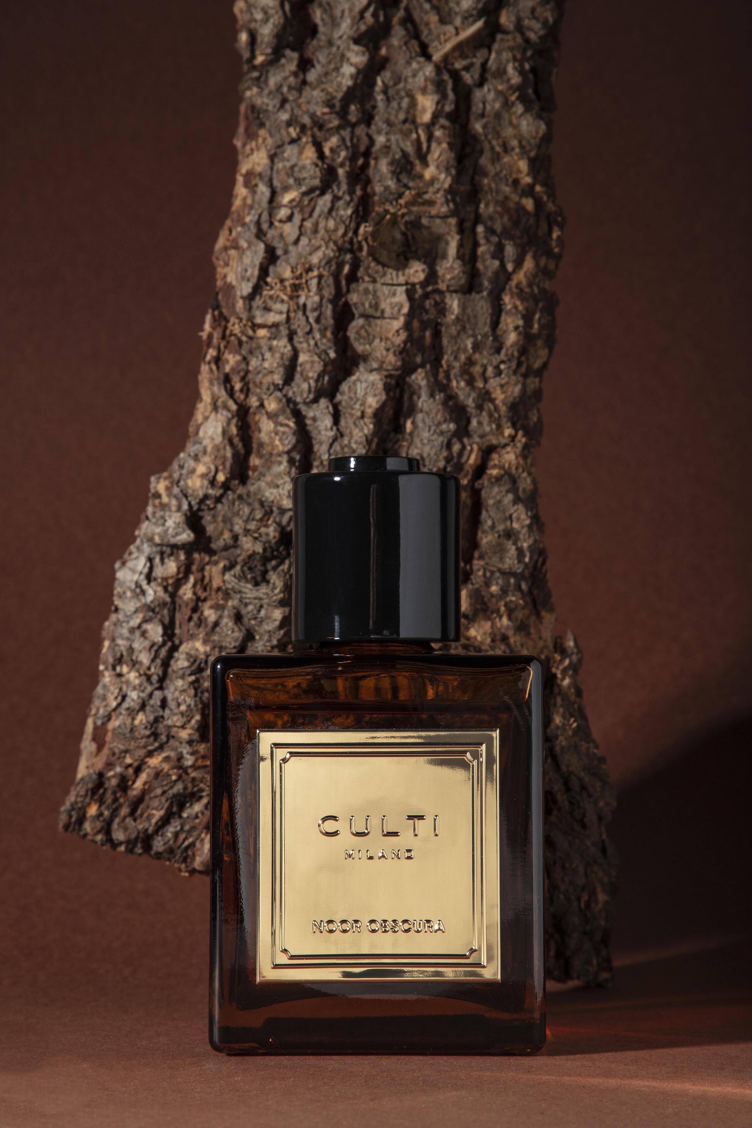 NOOR OBSCURA Scent Diffuser with notes of dates, incense, Virginian cedar, oud, and guaiac wood.