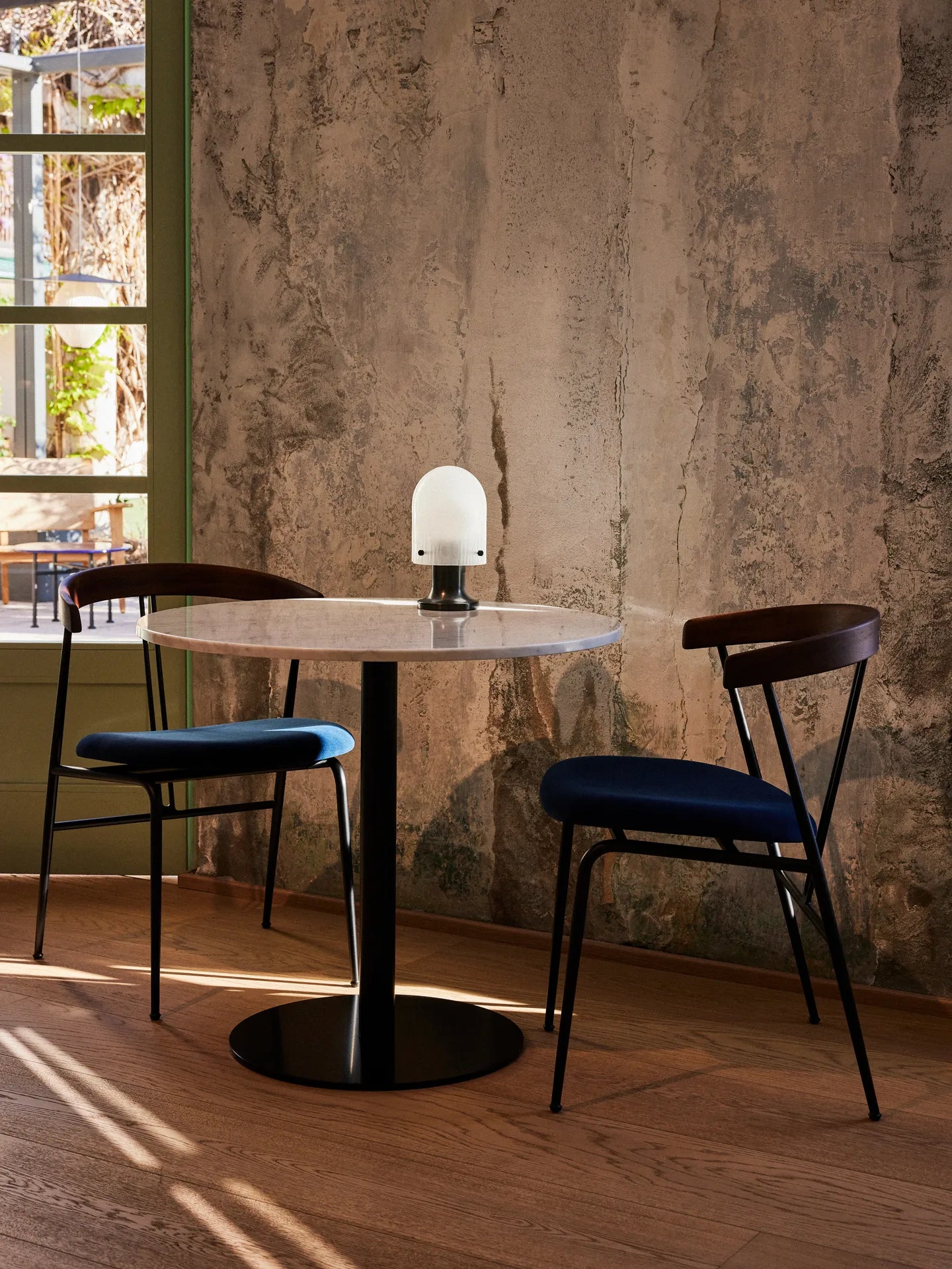 Okrúhly stôl 1.0 čierny mramor s čiernou základňou