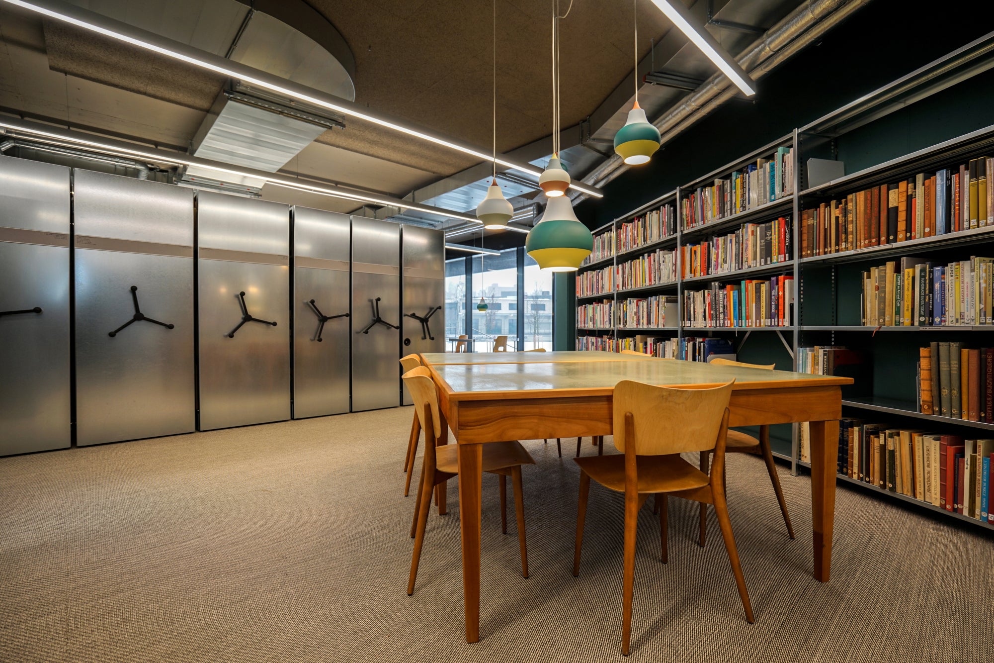 Závesná lampa CIRQUE žlto-zeleno-modrá s červeným koncom