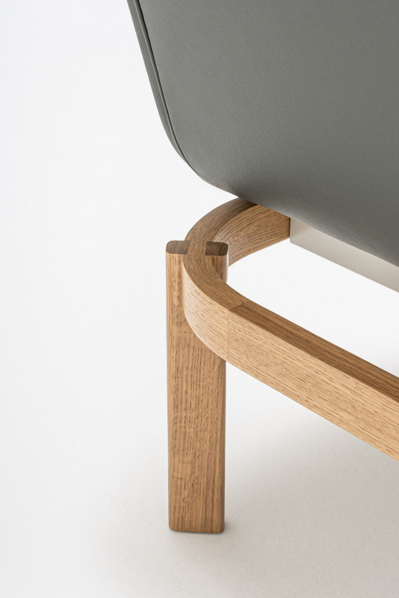 Čalúnené kreslo RAMP s drevenou základňou