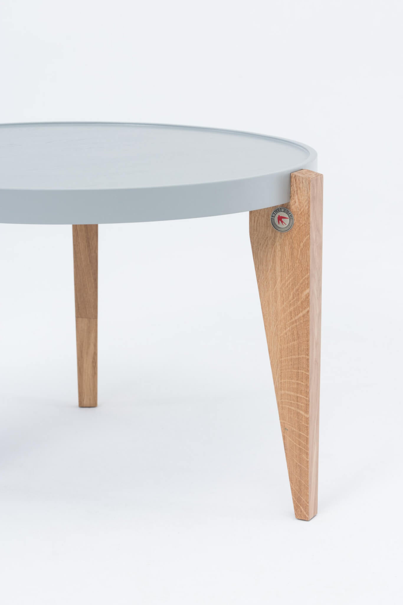 Stolik BONTRI šedý s drevenou základňou