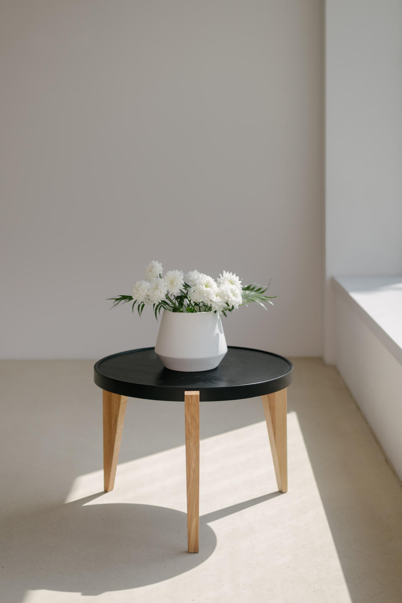 Stolik BONTRI czarny blat z drewnianą podstawą