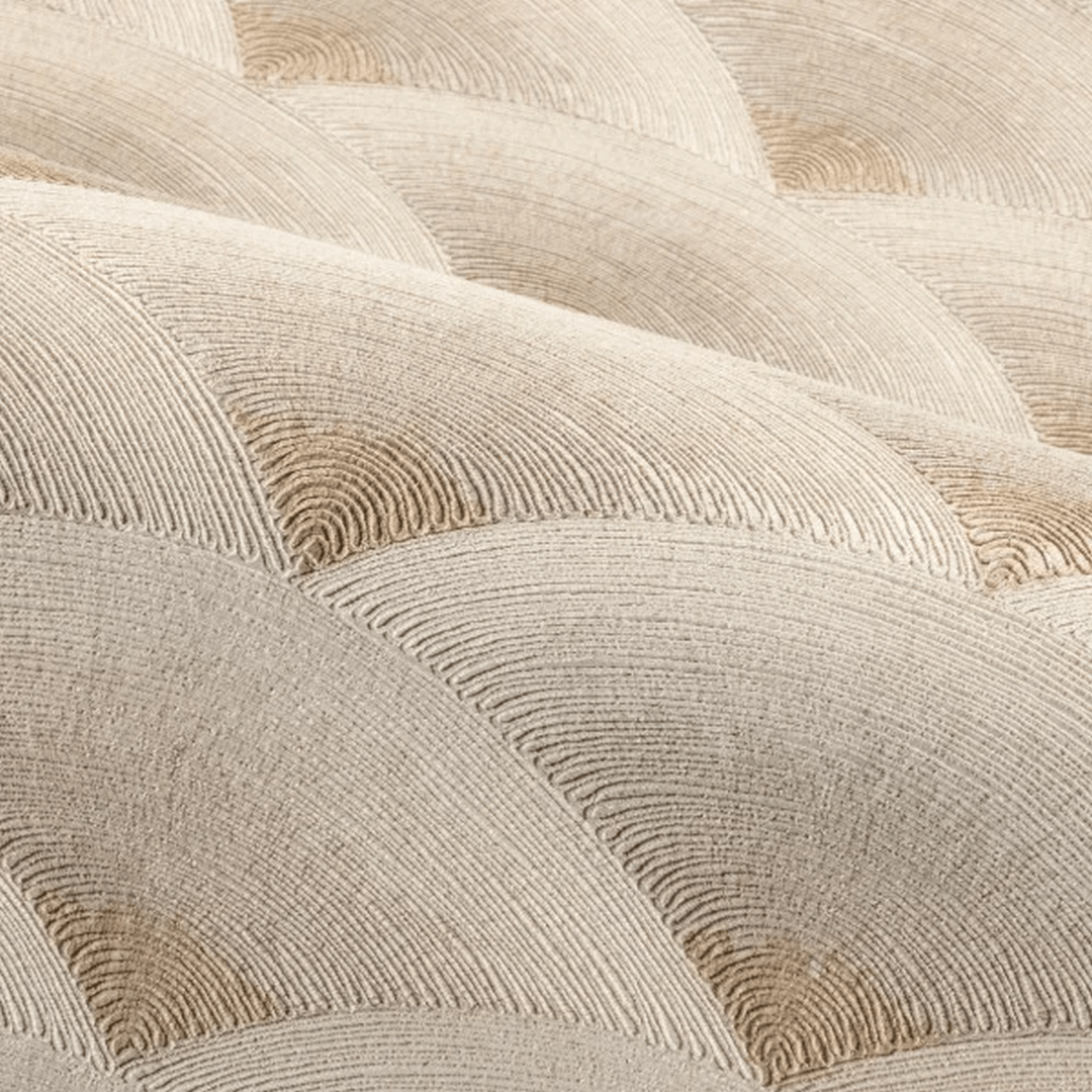 Tapeta so štruktúrou napodobňujúcou geometrický výšivku vlny NAMI - LATTE/IVOIRE béžová