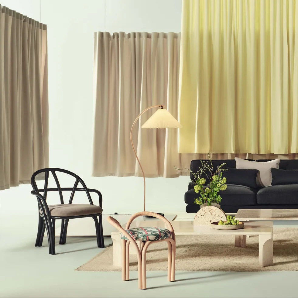 Kreslo BISTRA čalúnené s ratanovým ebenovým podstavcom