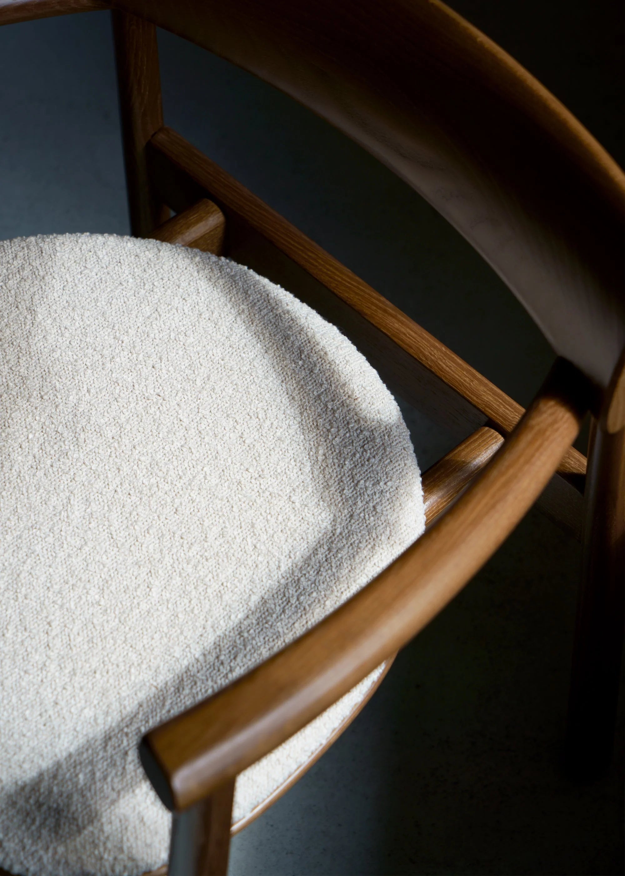 Stolička ELIPSA SOFT z dubového dreva a pieskového boucle