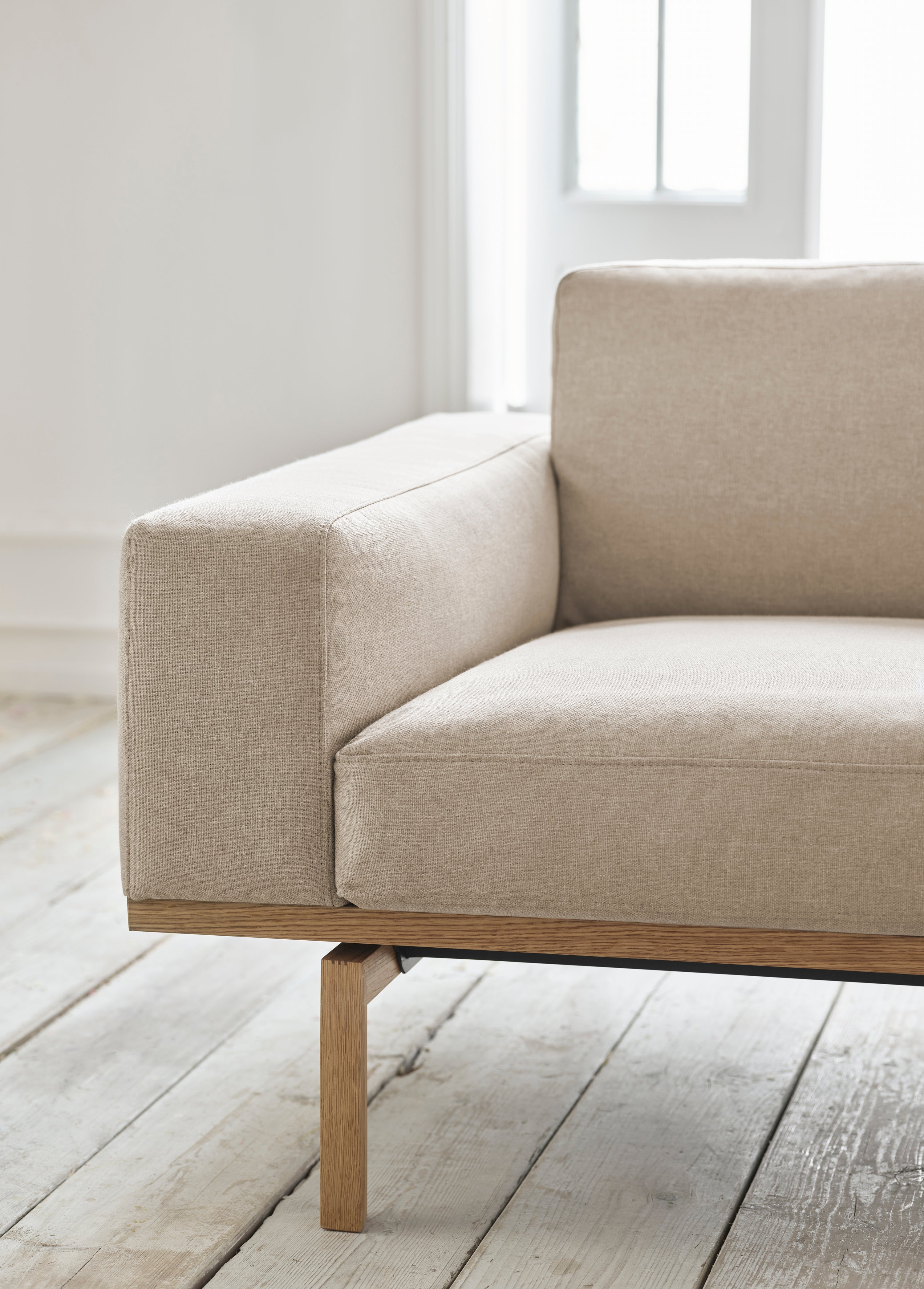 Sofa pre 2 osoby ELTON s podstavou z dubového dreva