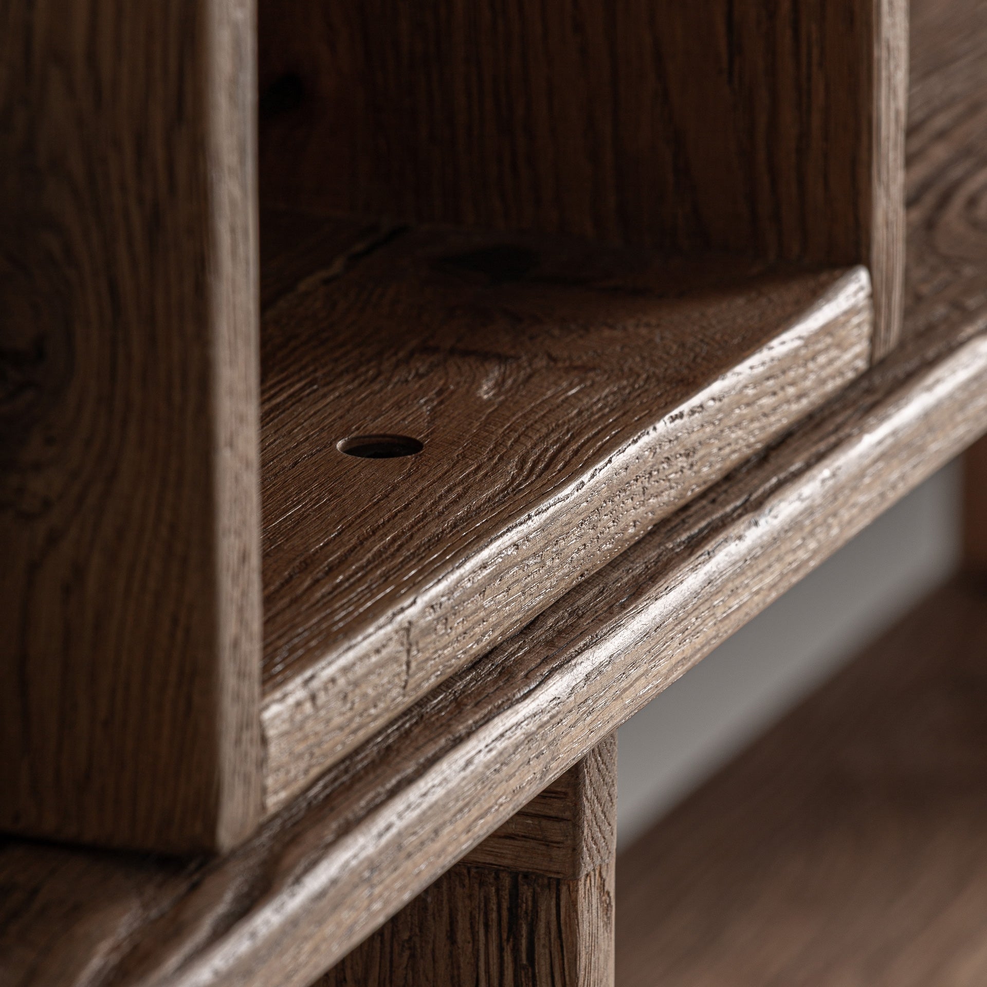 Regál BRUSQUE z dubového dreva