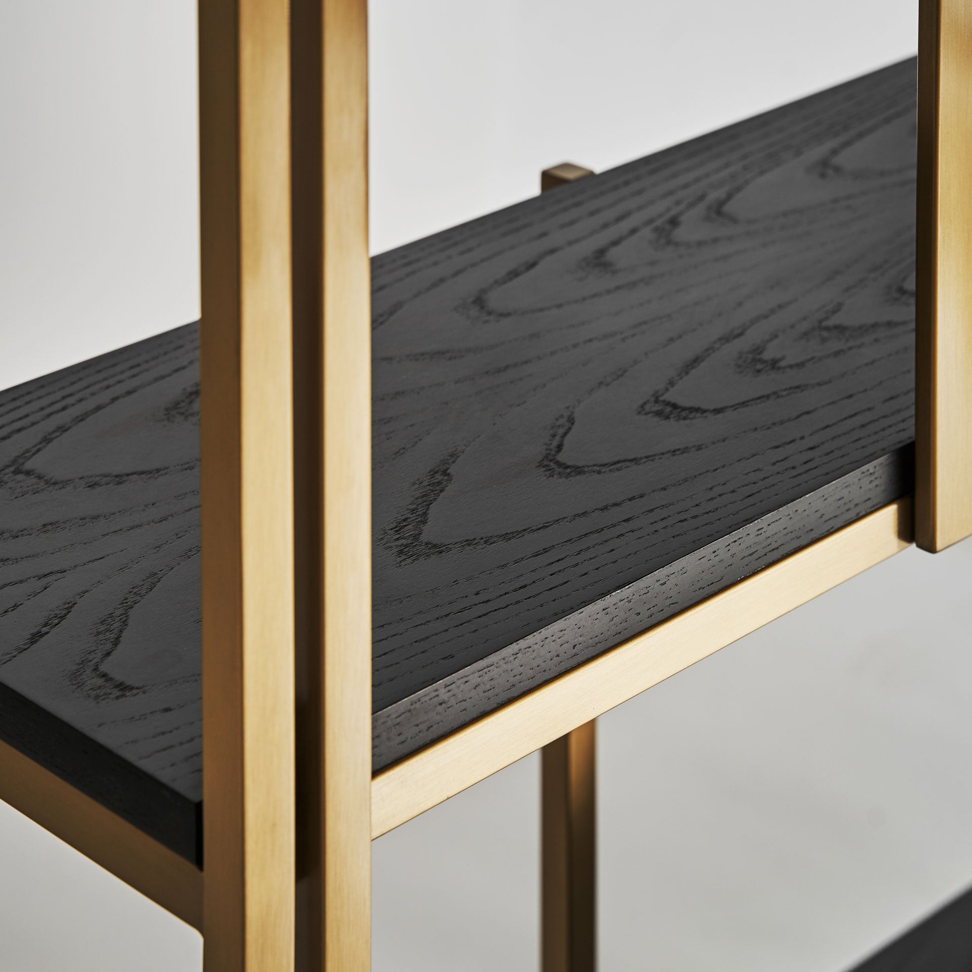 Regál LEIRA čierne dubové drevo so zlatým povrchom