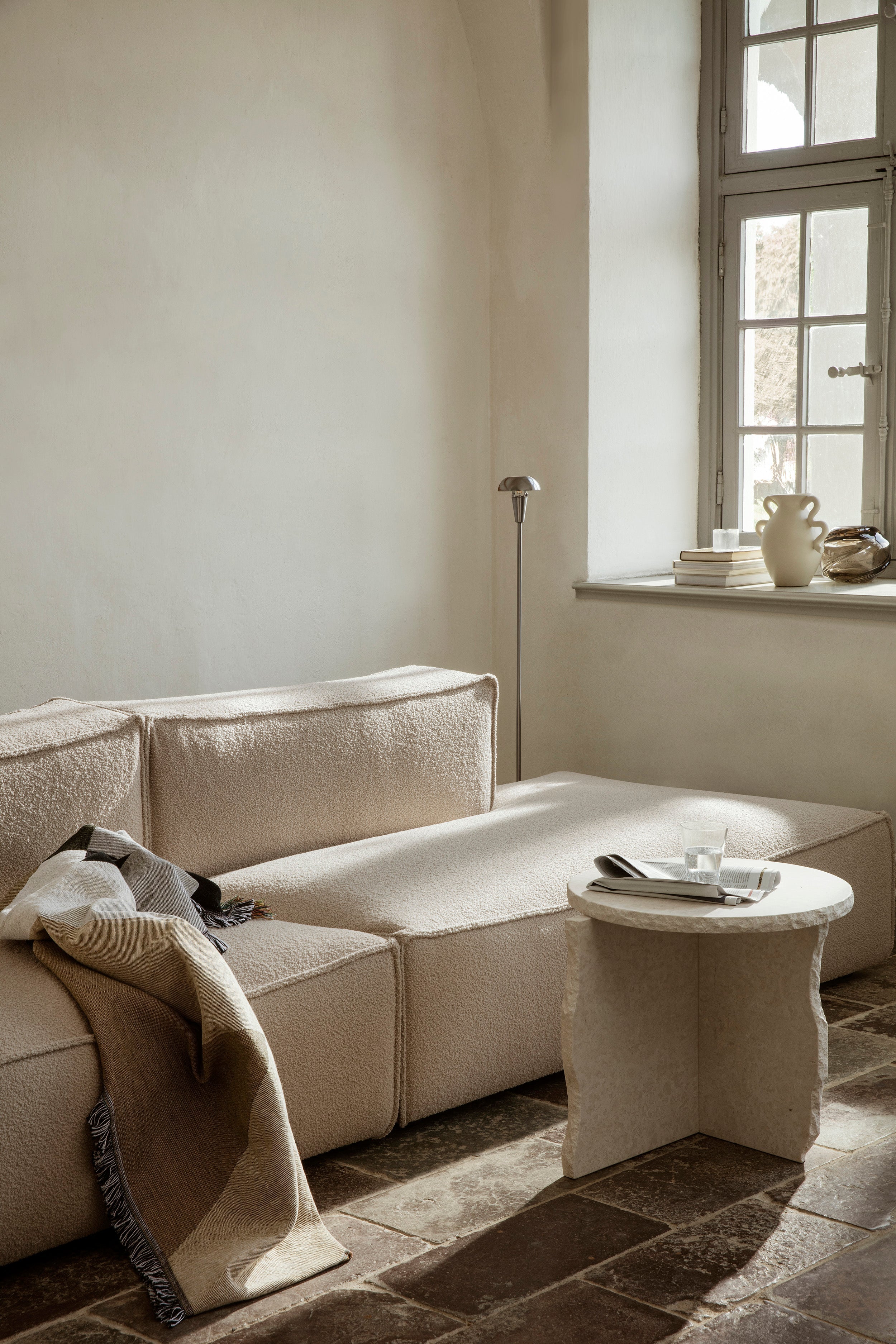 Bočný stolík MINERAL biely mramor