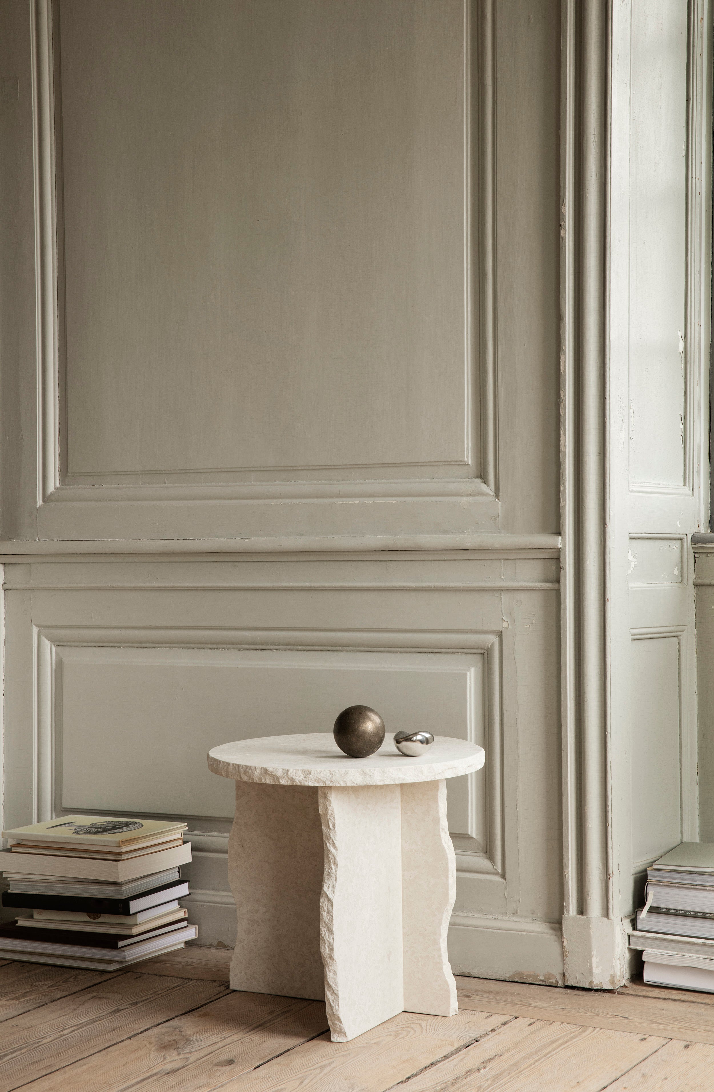 Bočný stolík MINERAL biely mramor