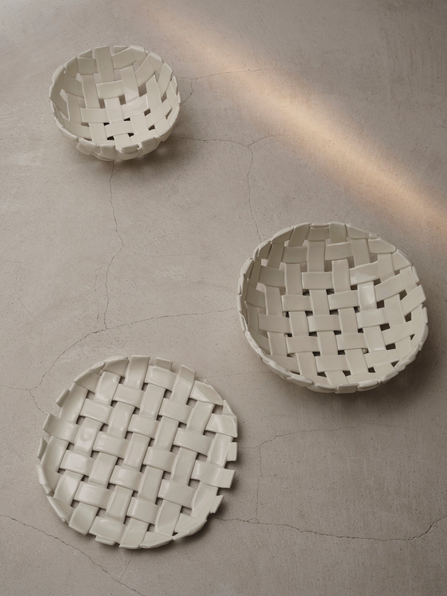 Tácka PLAIT zlomená biela