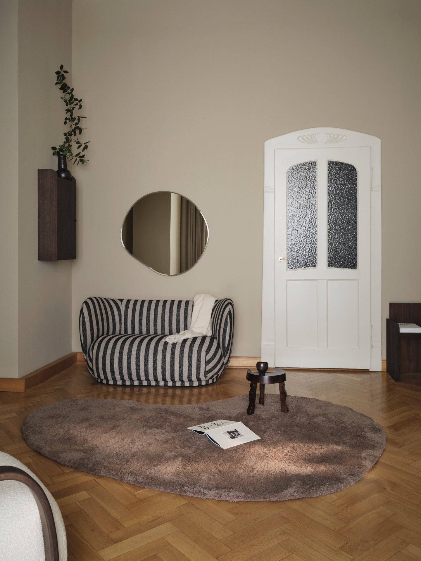 Sofa pre 2 osoby RICO vlnený bouclé karamelový