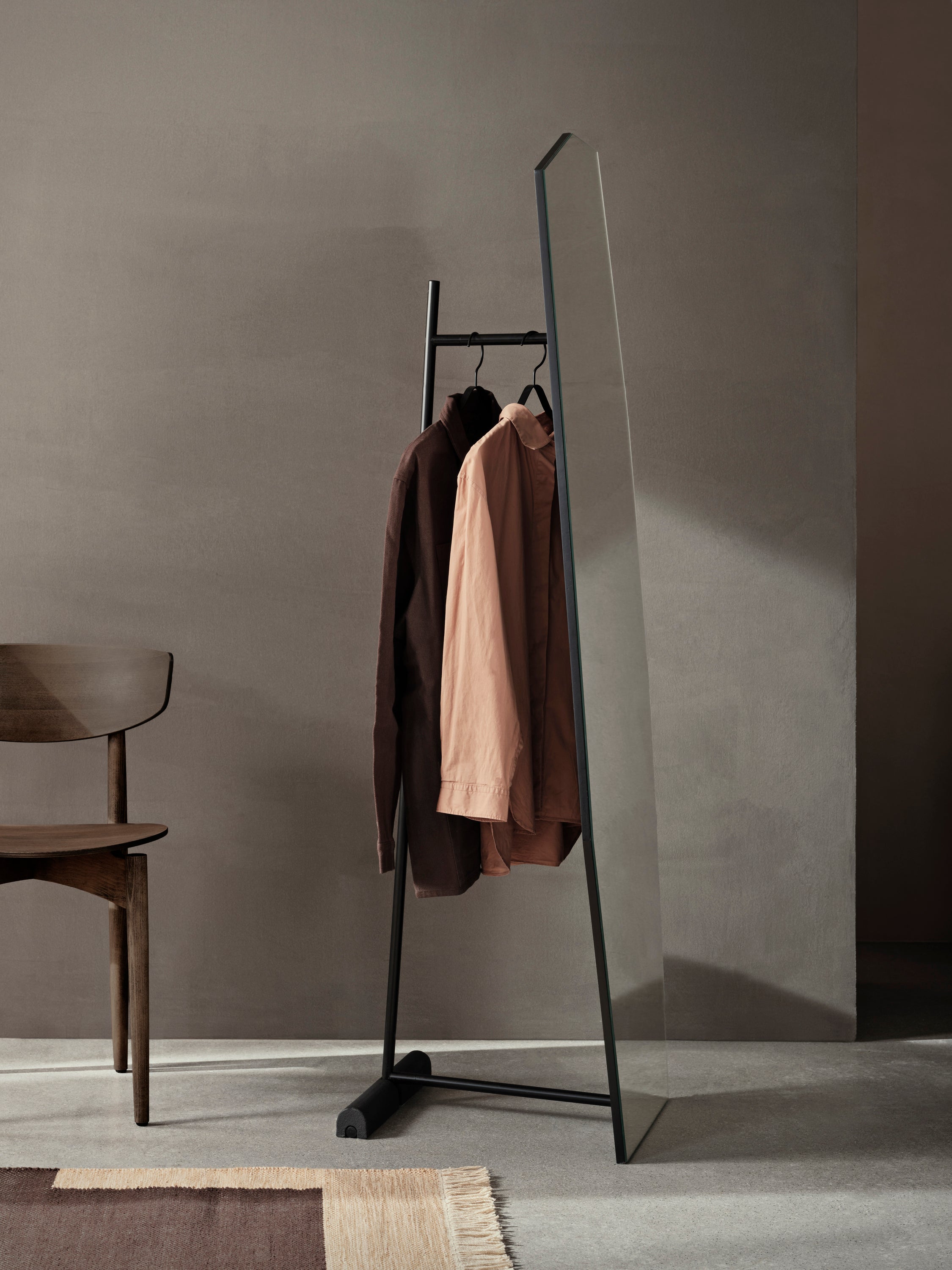 Stojaca lampa SHARD S VOĽNOU STÁNKOU čierny rám