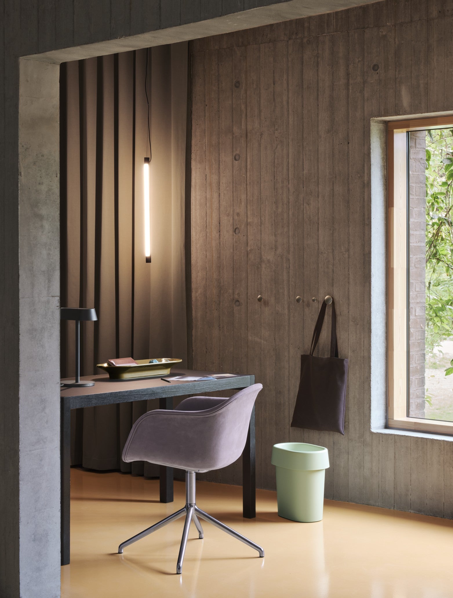 Stôl WORKSHOP čierne linoleum s čiernou dubovou základňou