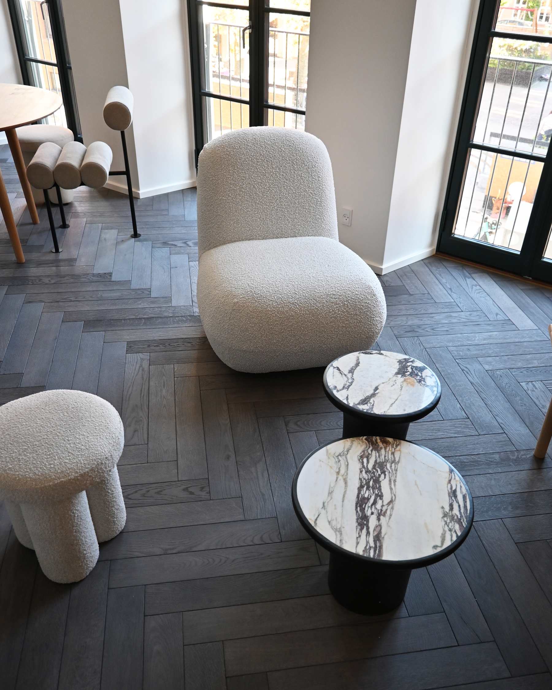 Kávový stolík TRUMPET betón s mramorom