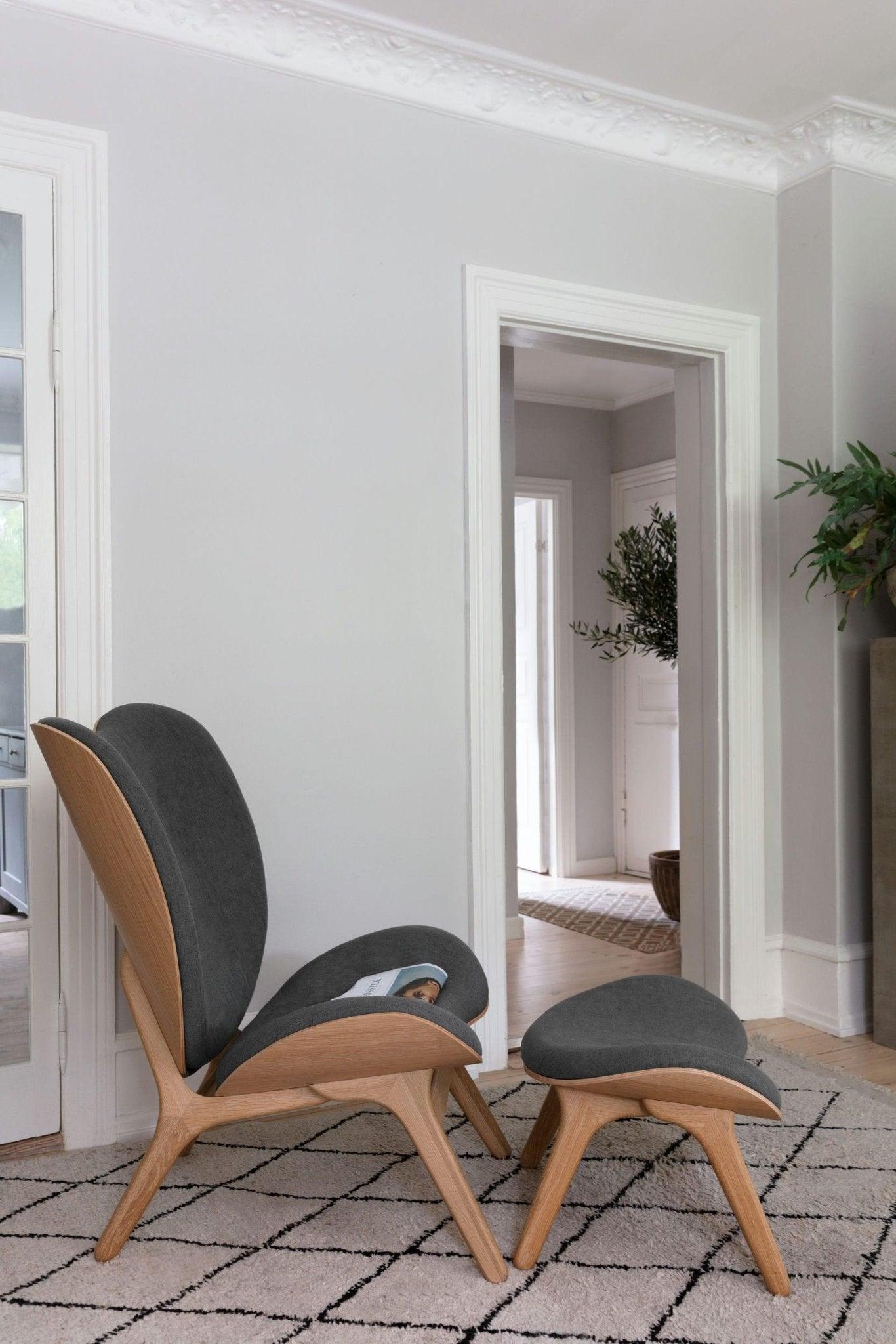 Fotel CONVERSATION PIECE TALL antracytowy z dębową podstawą UMAGE    Eye on Design