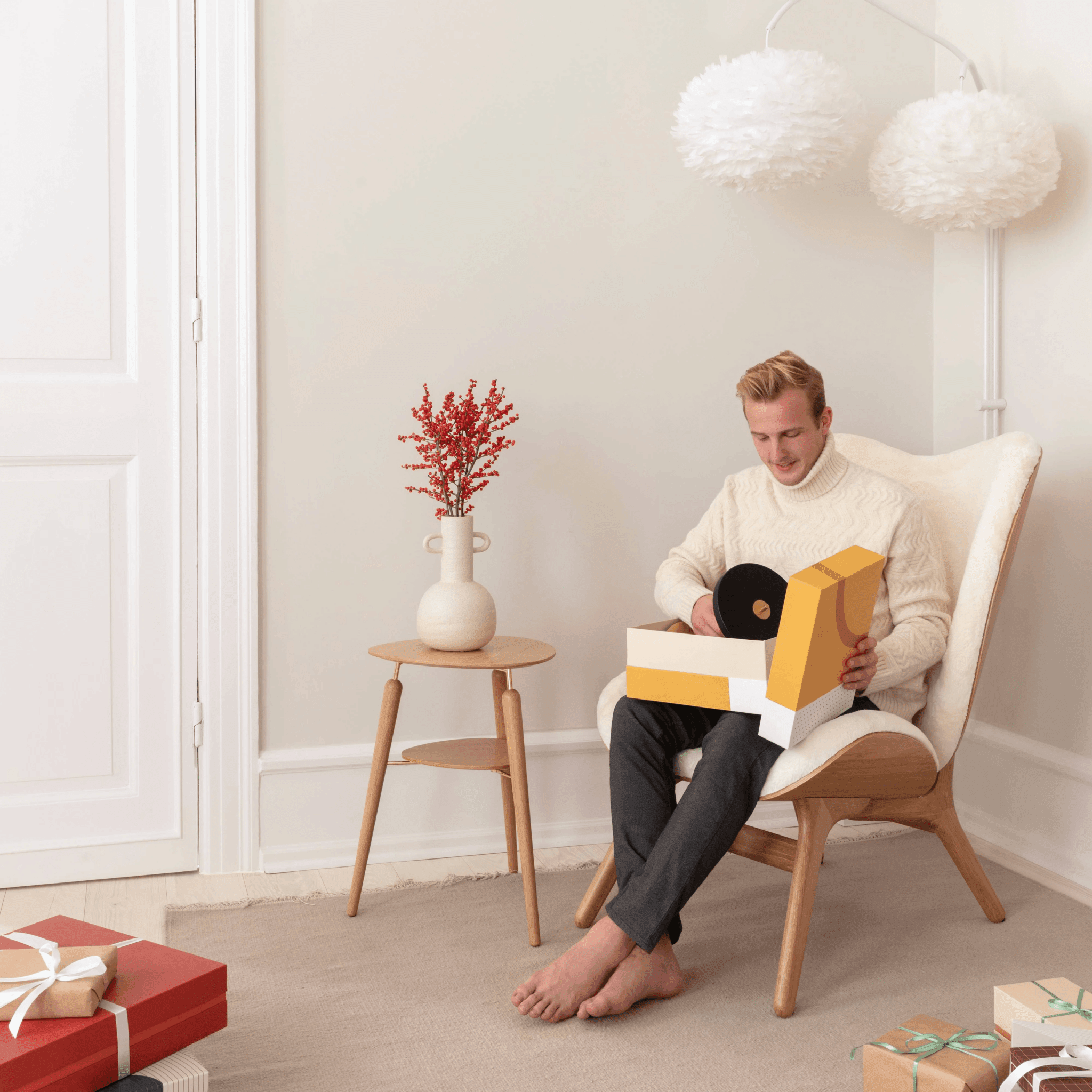 Fotel CONVERSATION PIECE TALL żółty z czarną podstawą UMAGE    Eye on Design