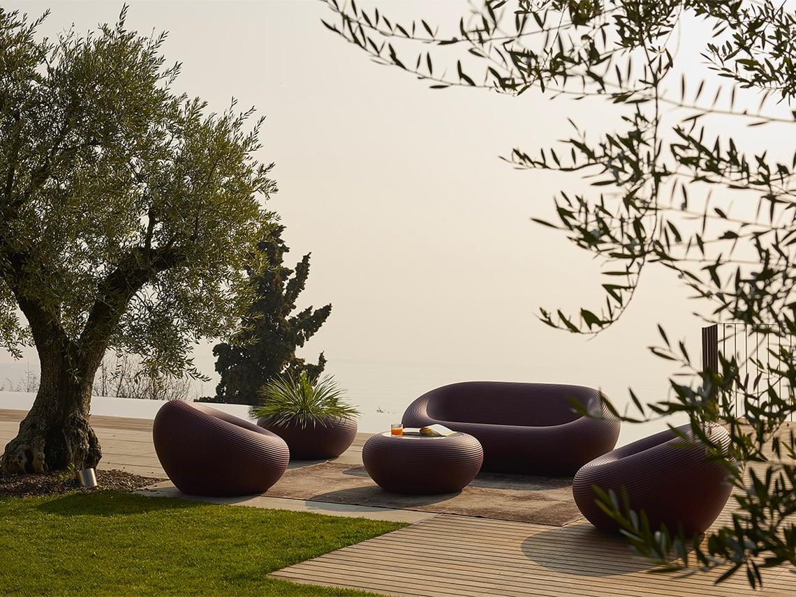 Fotel zewnętrzny NAMI bordowy Qeeboo    Eye on Design