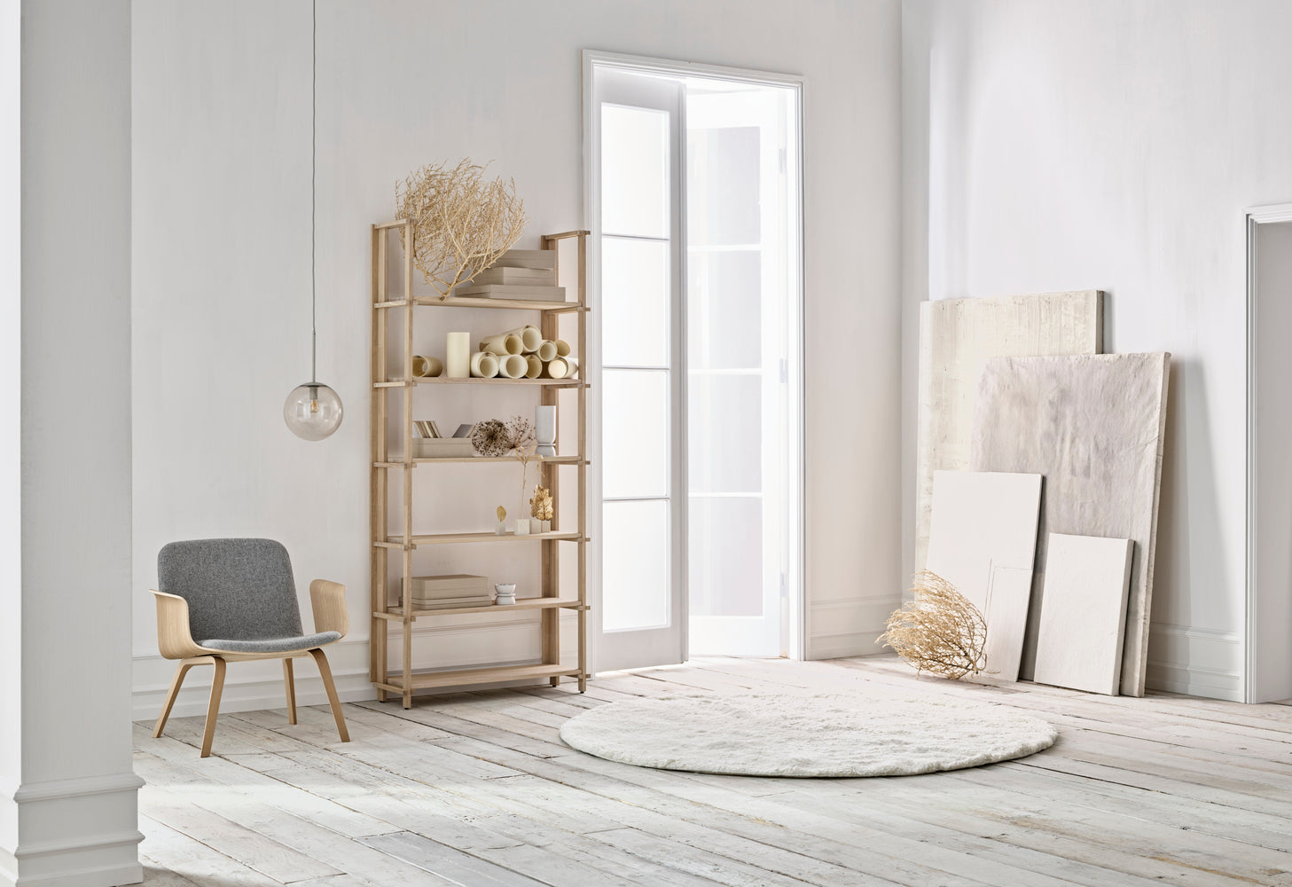 Kreslo s opierkami PALM čalúnené s bieleným podstavcom