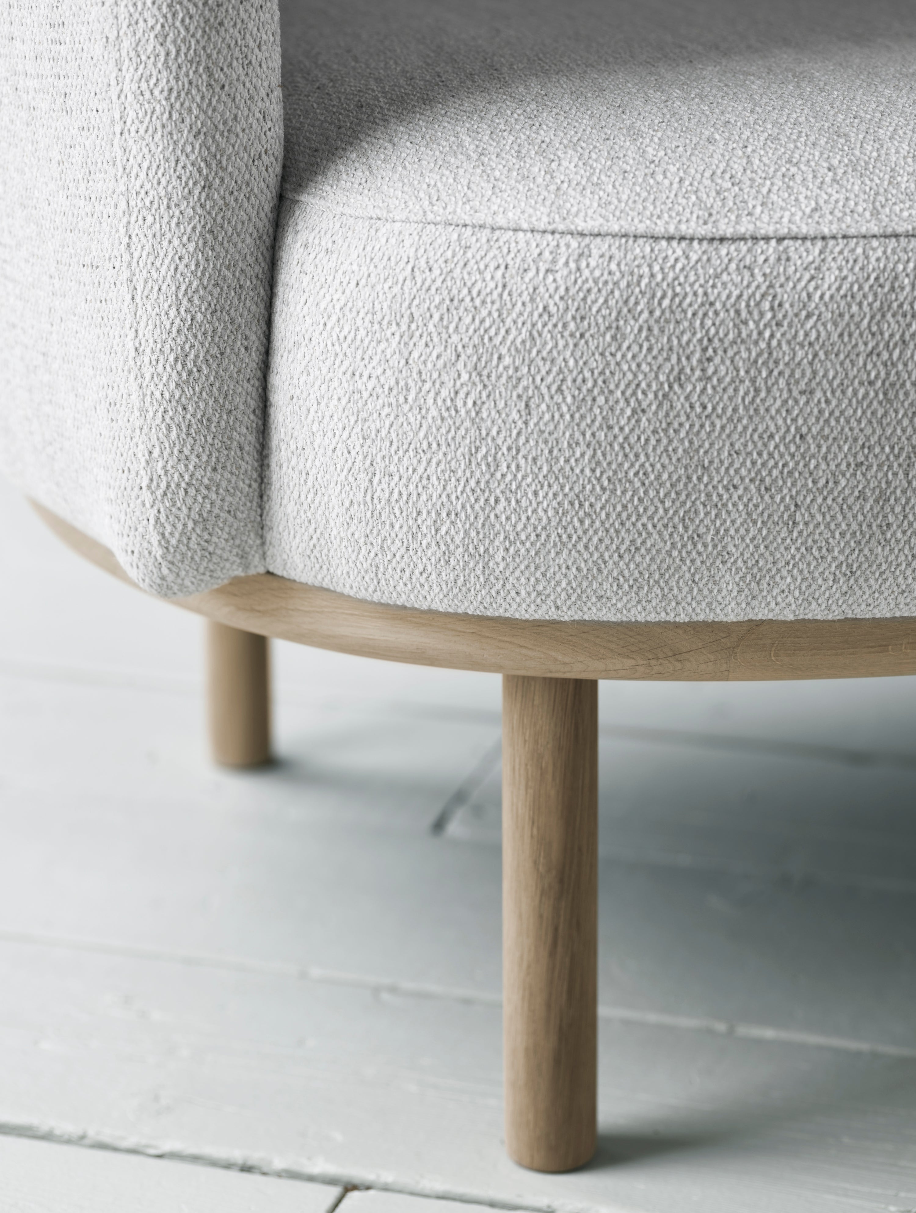 Sofa pre 2 osoby FUUGA s podstavou z dubového dreva