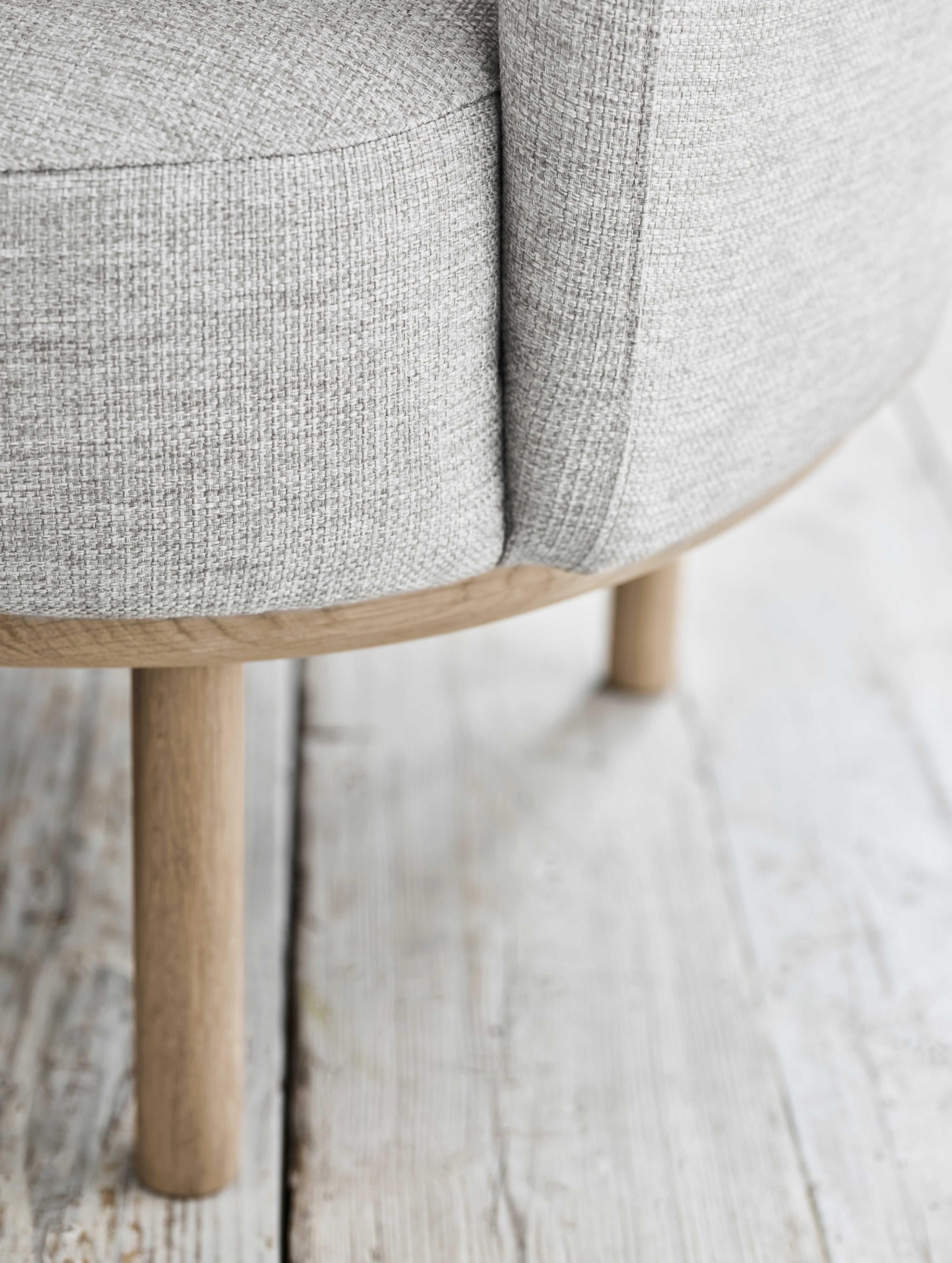 Sofa pre 2 osoby FUUGA s podstavou z dubového dreva