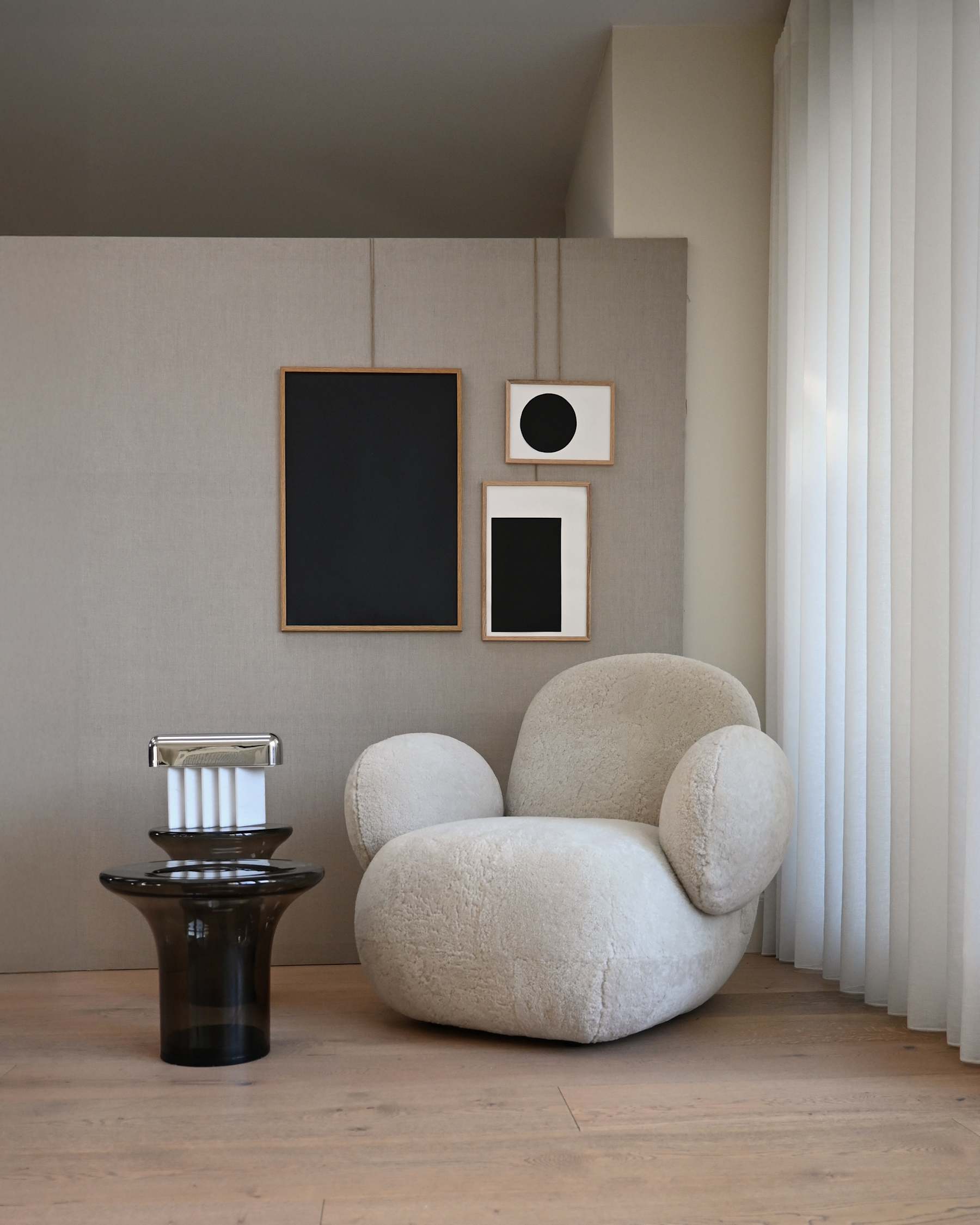 Kreslo v tkanine ovčia koža TOE FLAT zlomená biela