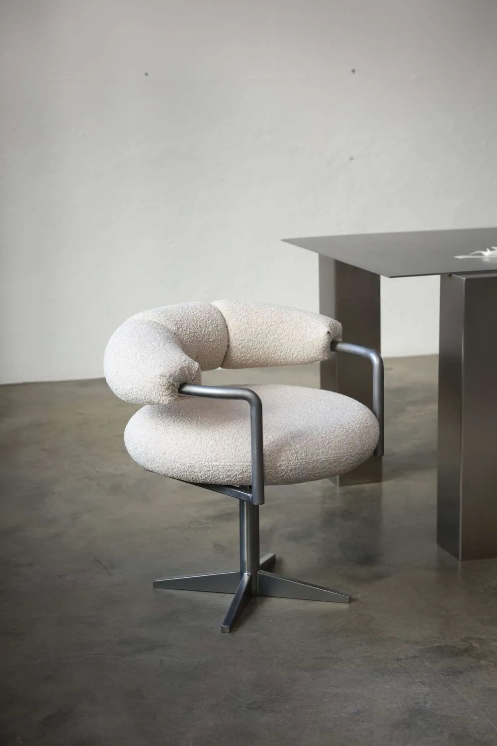 Otočné kreslo CROISSANT čalúnené