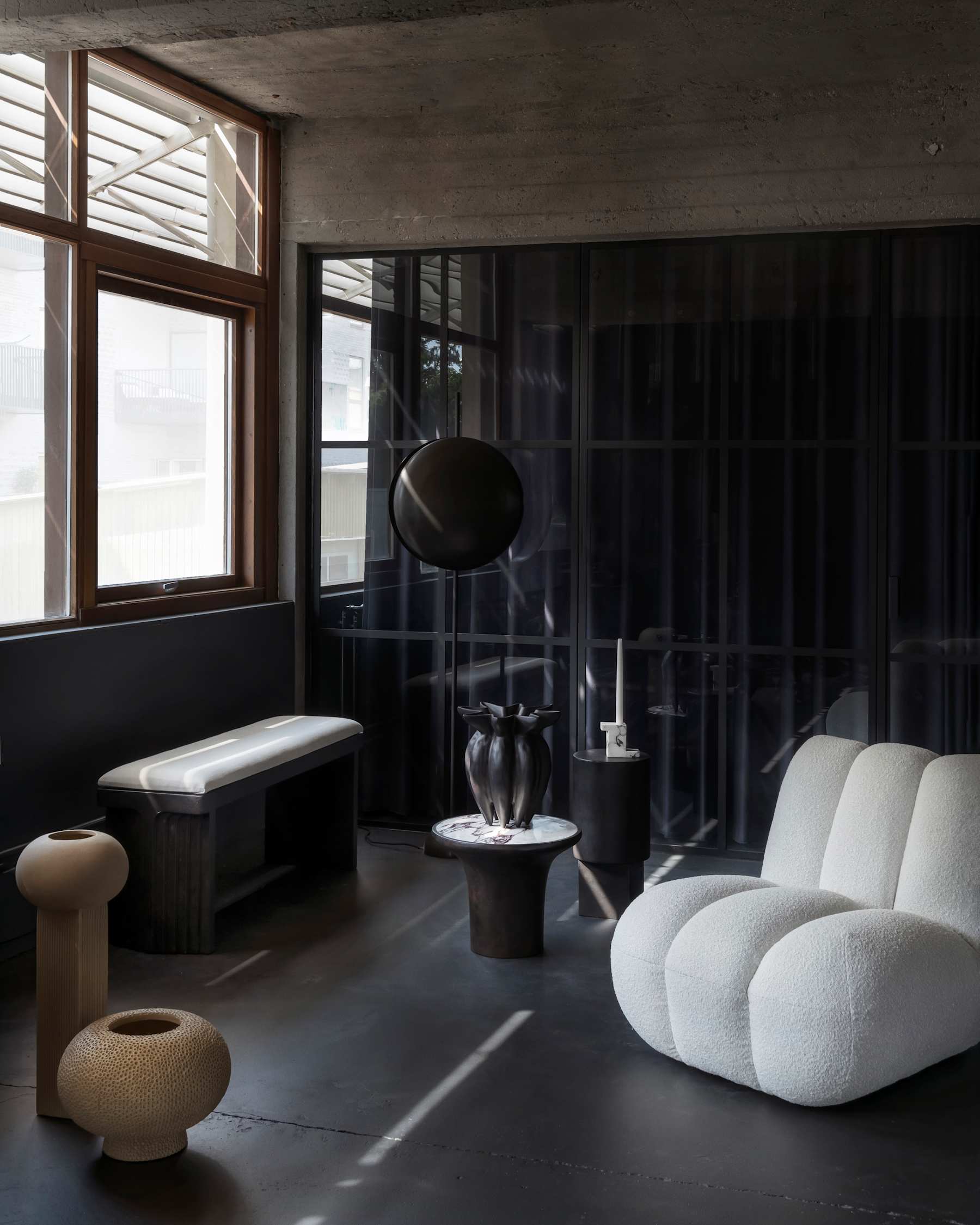 Kávový stolík TRUMPET betón s mramorom